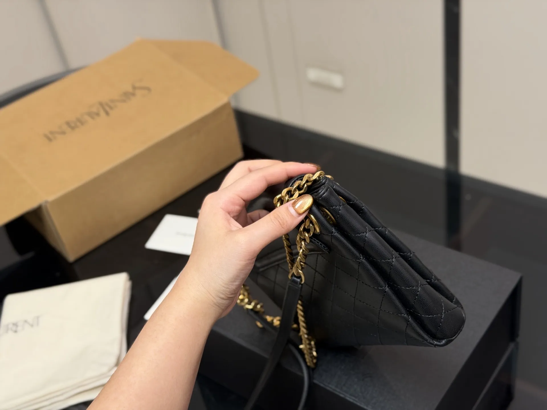 ¥170 ¥180 配折叠盒飞机盒 size:16.13cm 21.16cm 牛皮品质出 ✅ 圣罗兰mini NOLITA手袋 精致、可爱还很能装~ 背他真的是温柔小仙女本仙了 搜索🔍杨树林洛丽塔