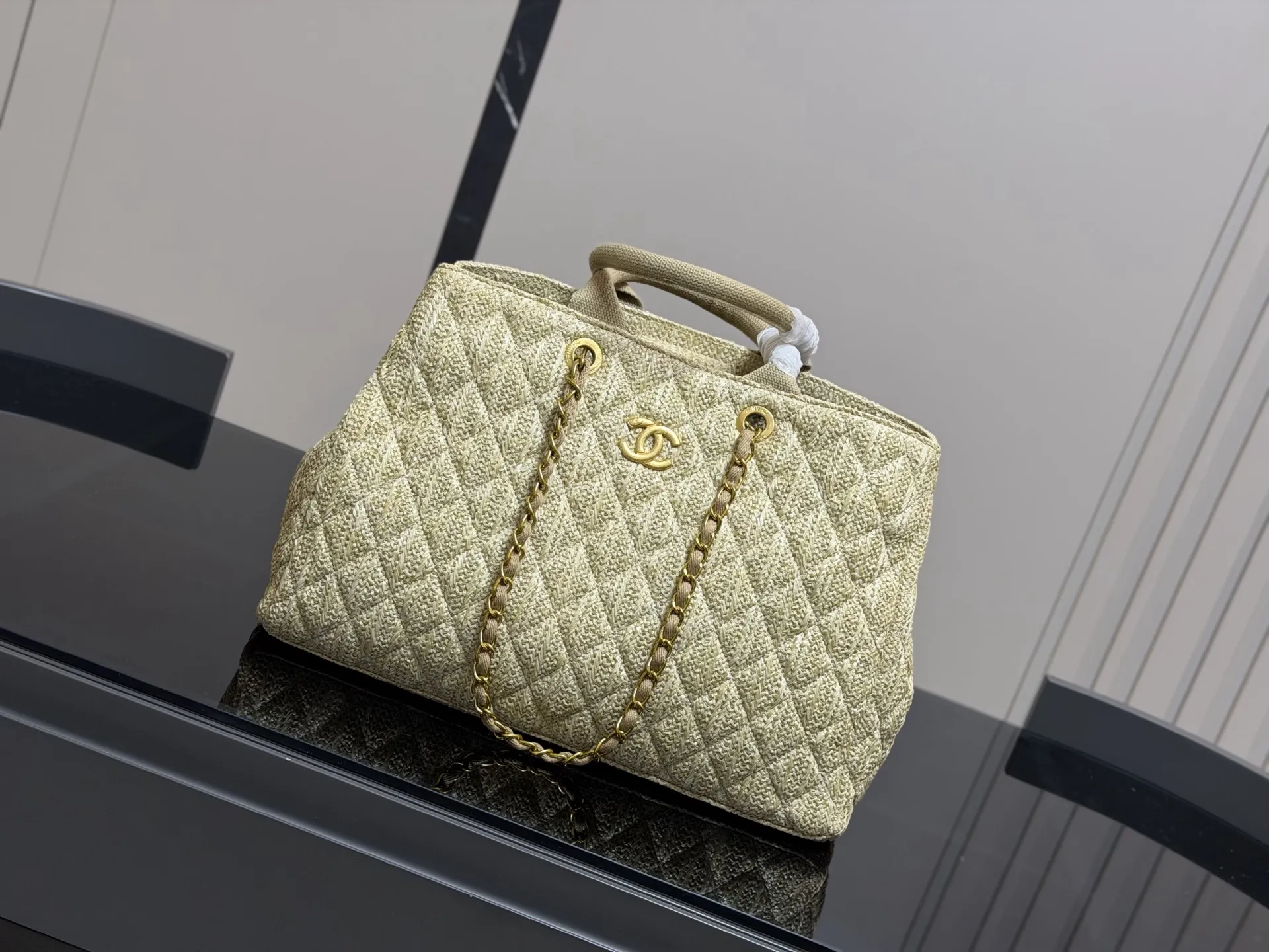 &yen;170 香奈儿CHANEL 链条托特包 复古优雅 香奈儿CHANEL 链条托特包 复古优雅 满满的高级感 大小适中 容量感人 休闲正装皆可轻松驾驭 尺寸:40.27cm