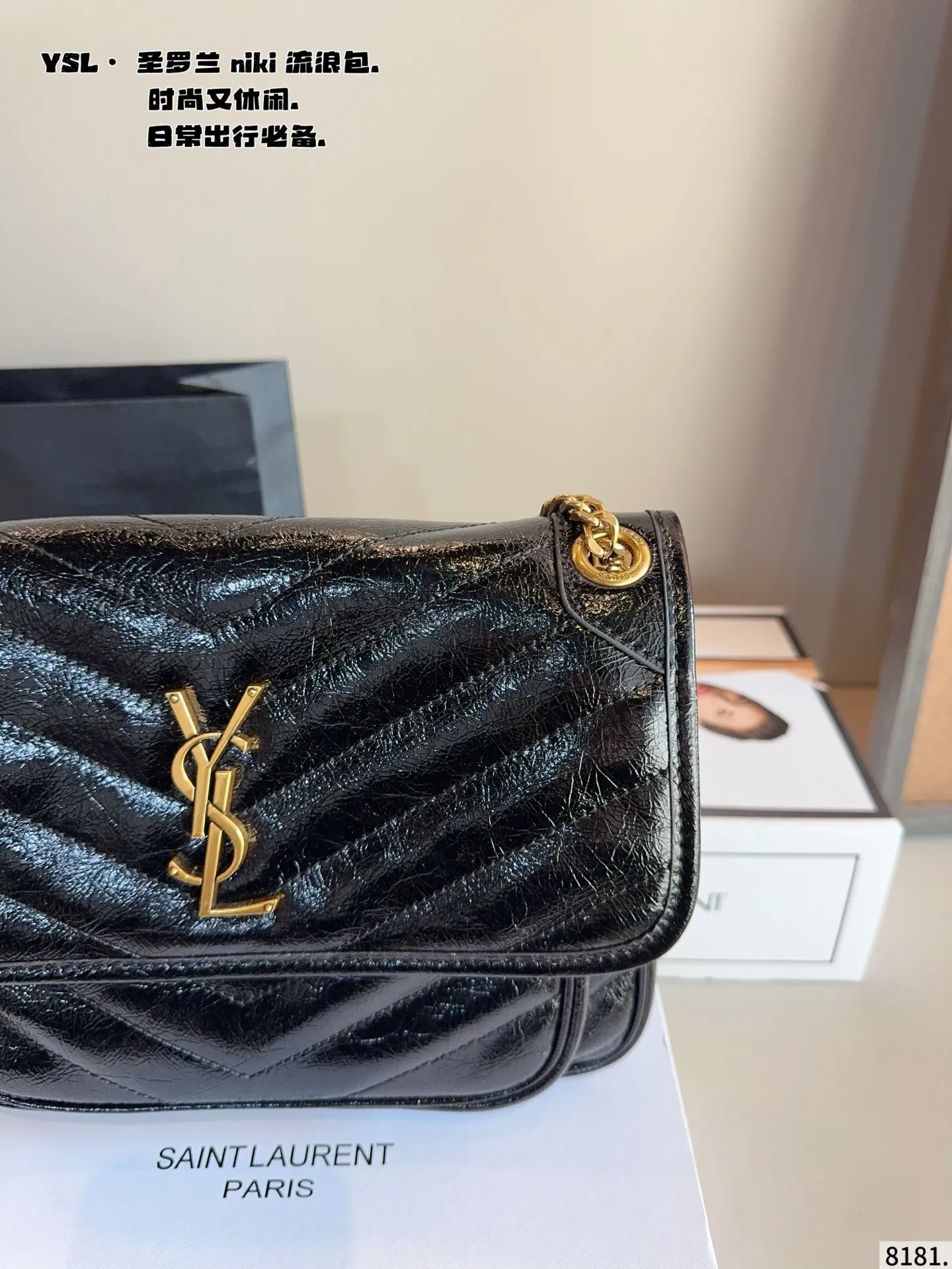 p205p200配礼盒🎁. 圣罗兰 niki 流浪包 专柜新款Ysl圣罗兰 早已成为明星/网红们最爱的这只 低调却超显高逼格气质 据说是ysl girl人手必备 优雅高贵的她成为潮流人士口中最爱的It Bag制造机 拥有无穷魅力 时尚感极强 柔软质感 黑色五金十分抢眼 单肩/斜挎百搭各种服饰 尺寸:28*9*21/22*7*17cm