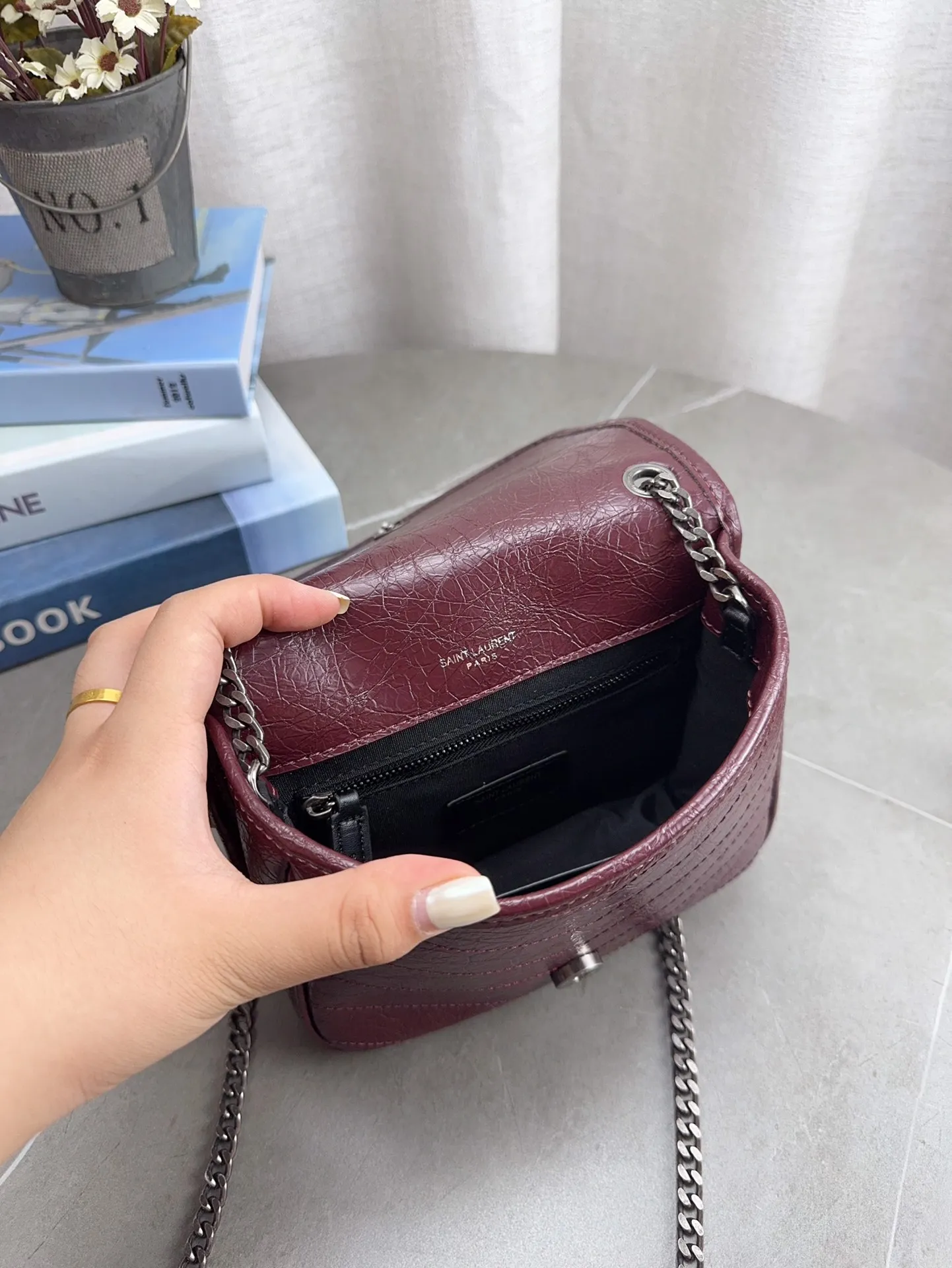 折叠飞机礼盒包装 🎉高品质ysl 圣罗兰 niki 邮差链条包 出去逛一天什么都可以放进去 流浪背法也很好看 黑色真的是跟各种颜色的衣服都很搭 之前一直在Onthego和这个之间犹豫 最后感觉没选错 五星推荐 迷你尺寸:19*14cm p150