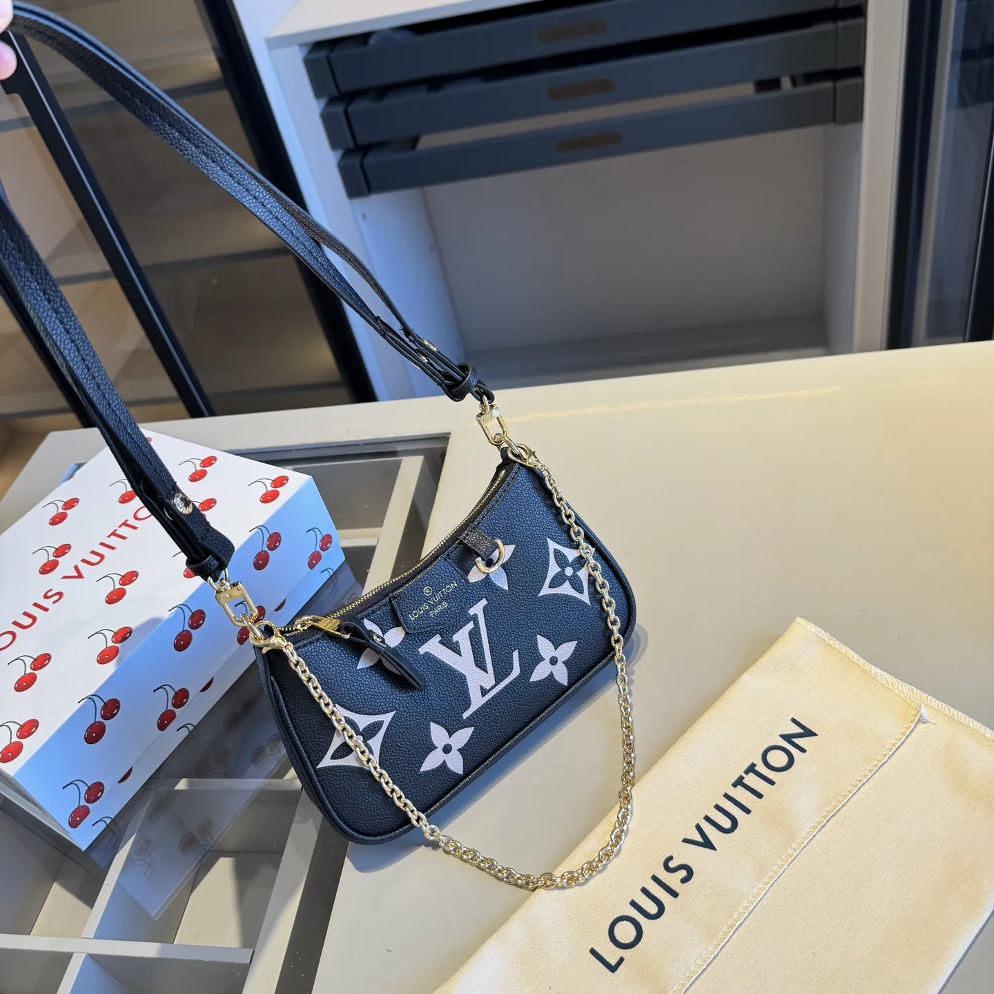 🅿️150✅牛皮系列🔜 顶级货🔥全钢五金‼️黑色印花牛皮系列～LV路易威登专柜爆款easypouch麻将包👸专柜同款～配链条和长带！走到哪都是回头率👍原版全牛皮🐂原版顶级全钢五金 完美走线 [得意]平时出门的东西都可以装！🎁原版折叠礼盒包装（size：20*12*3）