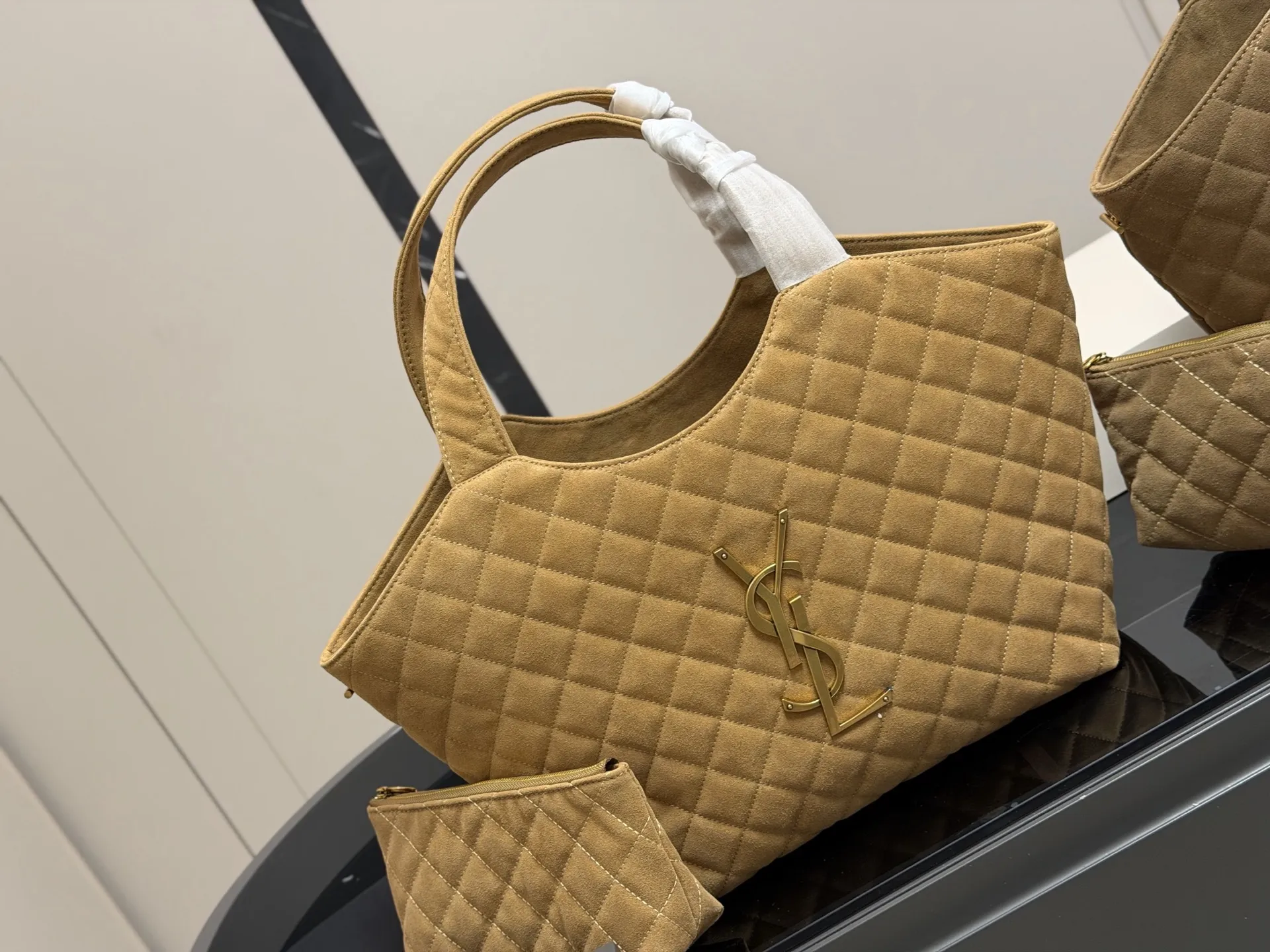 &yen;260 折叠盒飞机盒 size：30*28cm 圣罗兰新款购物袋太可了吧 YSLGabv绗缝纹路购物袋 大tote感觉太温柔了吧! ⚠️原版大标