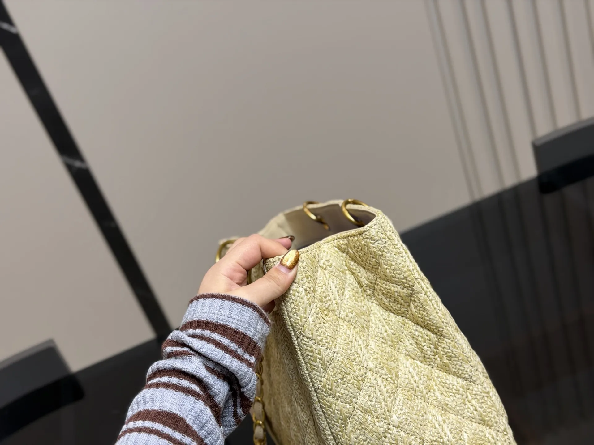 ¥180 香奈儿GST 一包难求系列 通过各种渠道购入正品开发复刻 原厂小牛皮压荔枝纹颗粒 专柜同步纯钢制五金 容量极大 各种场合均适用 版型超赞👍 出门必备尺寸:38.24cm