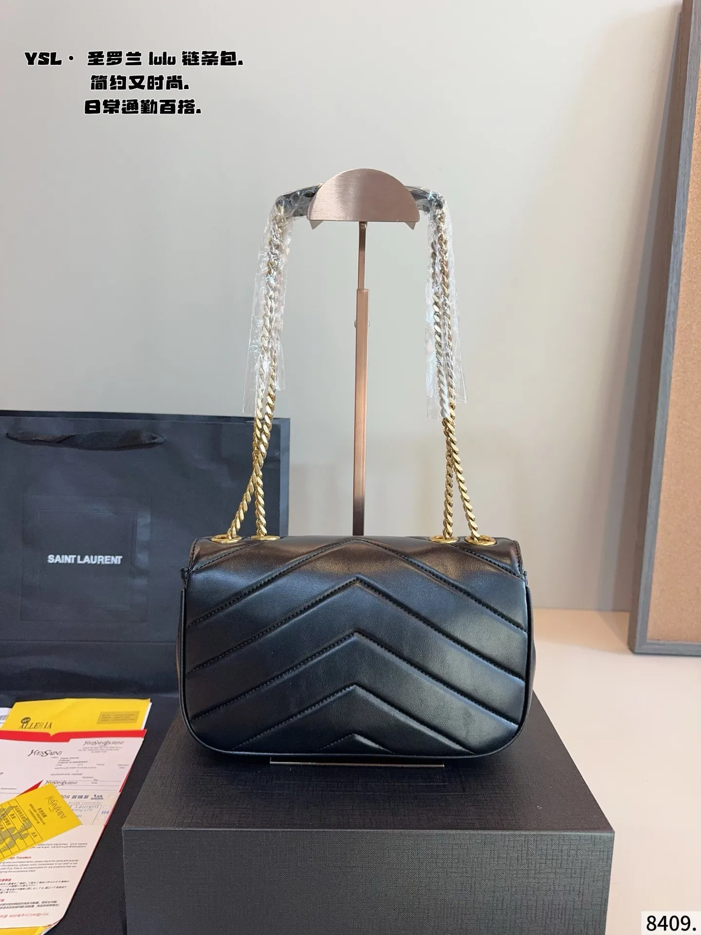 p160配礼盒🎁. YSL LouLou Puffer链条包 loulou今年专柜超火爆 柔软舒适胖乎乎的外形像拿着棉花糖颜值很高的一款呀! 实用性满分+复古范十足怎么搭配都好看又百搭自圣罗兰 尺寸：24*6*15cm