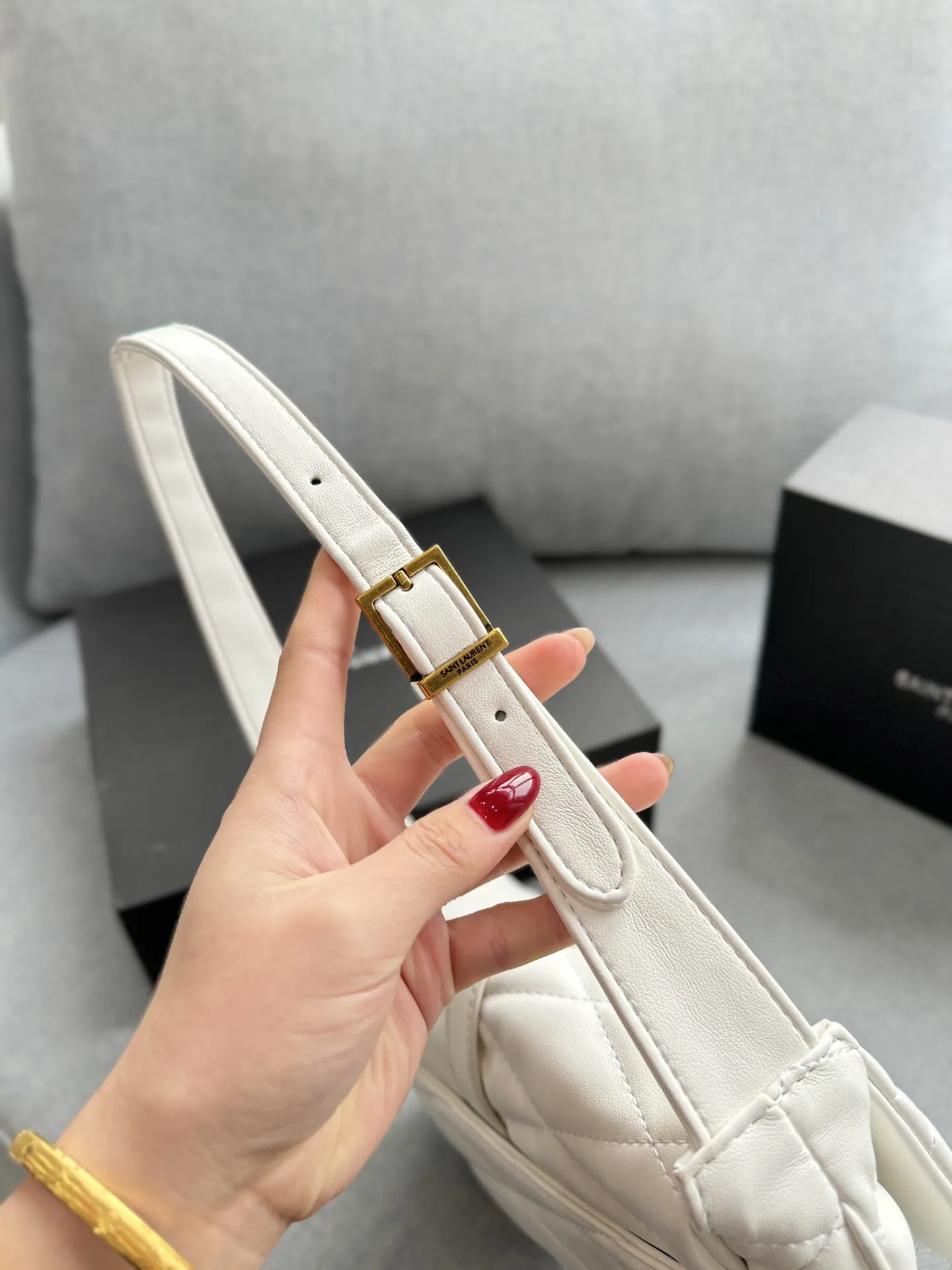 💰125 折叠盒 size:27×18 圣罗兰 YSL LE 57系列 腋下包手提单肩包 奶呼呼小羊皮 黑金小羊皮搭配压纹 可以手提又可以腋下 皮质是小羊皮 造型是梯形廓形设计 大气感拉满 精致做工和浪漫情调邂逅融合!意大利小羊皮革手感软糯舒适,柔软到一直想去rua它!参加宴会,平时搭配衣服都可以, 可休闲,可女神,就是百搭神器啦!