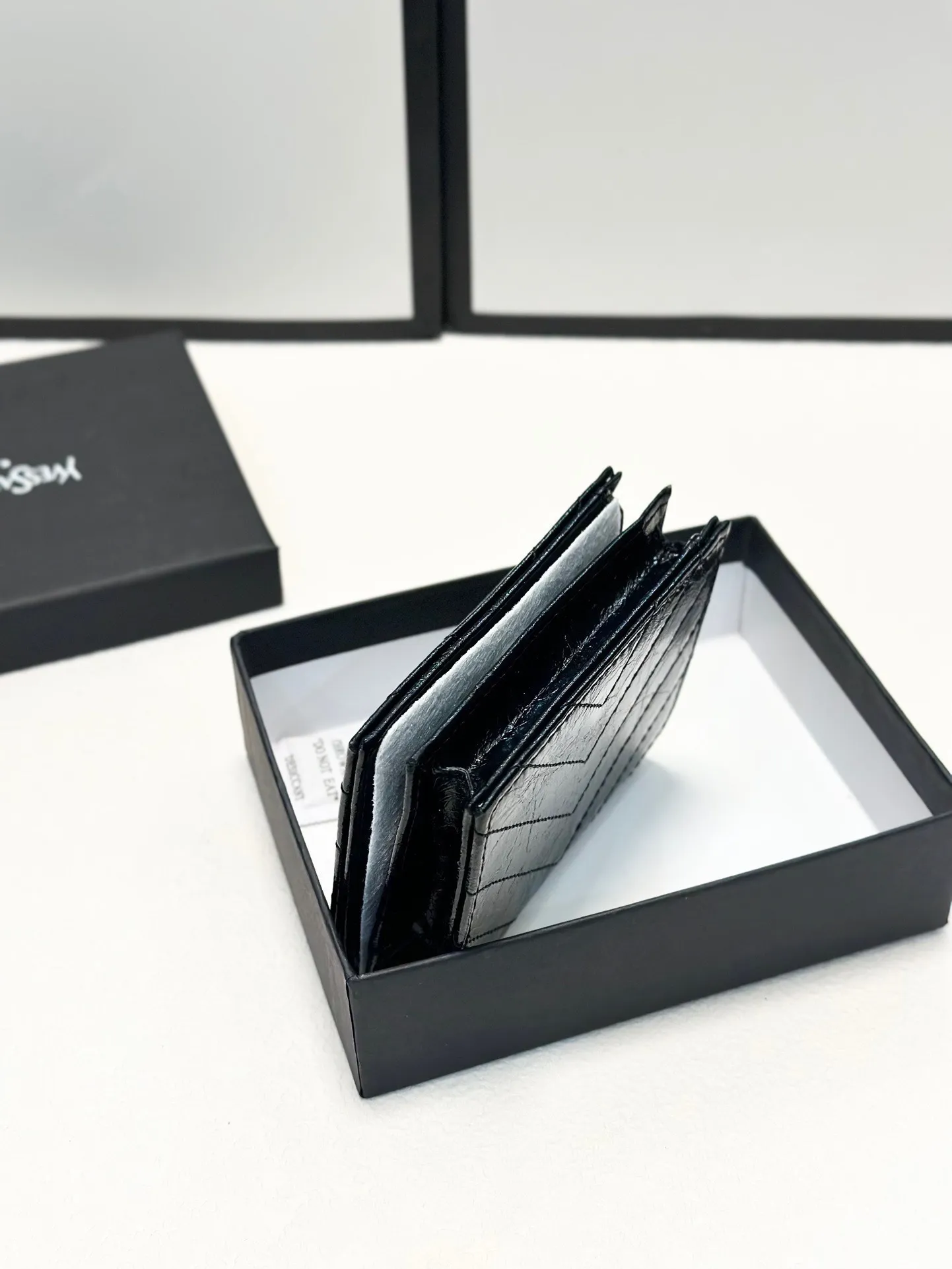 P90🎀🎀颜色 黑🎀尺寸 11x10🎀圣罗兰专柜同步👏时尚钱包，优质油蜡小牛皮👍🏻内阁丰富，超级实用❗️现货高品质[得意]