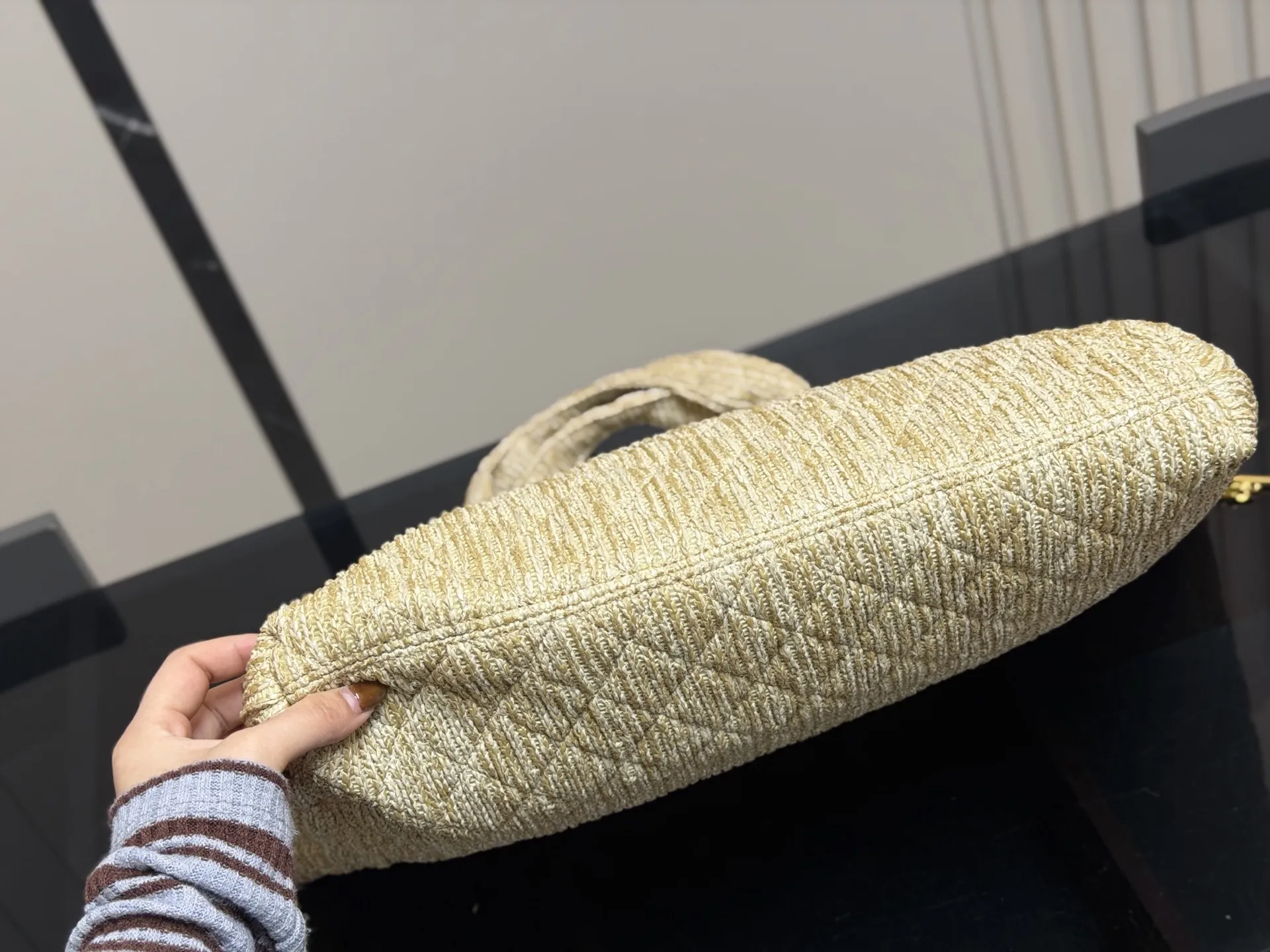 ¥180 size:38*35cm 圣罗兰新款购物袋太可了吧 YSLGabv绗缝纹路购物袋 大tote感觉太温柔了吧! ⚠️原版大标