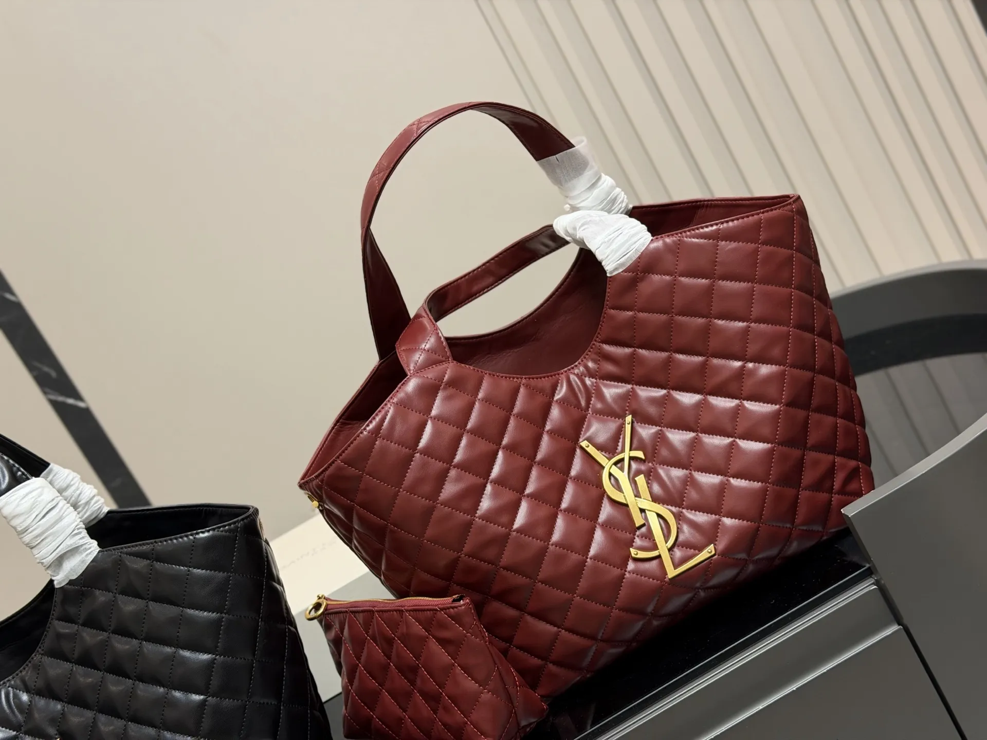 &yen;220 折叠盒飞机盒 size：30*28cm 圣罗兰新款购物袋太可了吧 YSLGabv绗缝纹路购物袋 大tote感觉太温柔了吧! ⚠️原版大标