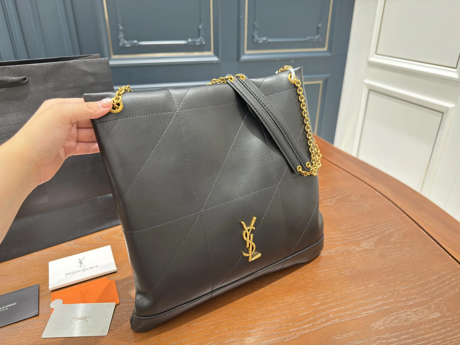 （全套包装⚠️）p200 size：34.33cm 圣罗兰太好搭配了呜呜呜 Ysl bag 更酷哦！ 面料很耐造 高级感拉满 搜索🔍 垃圾袋