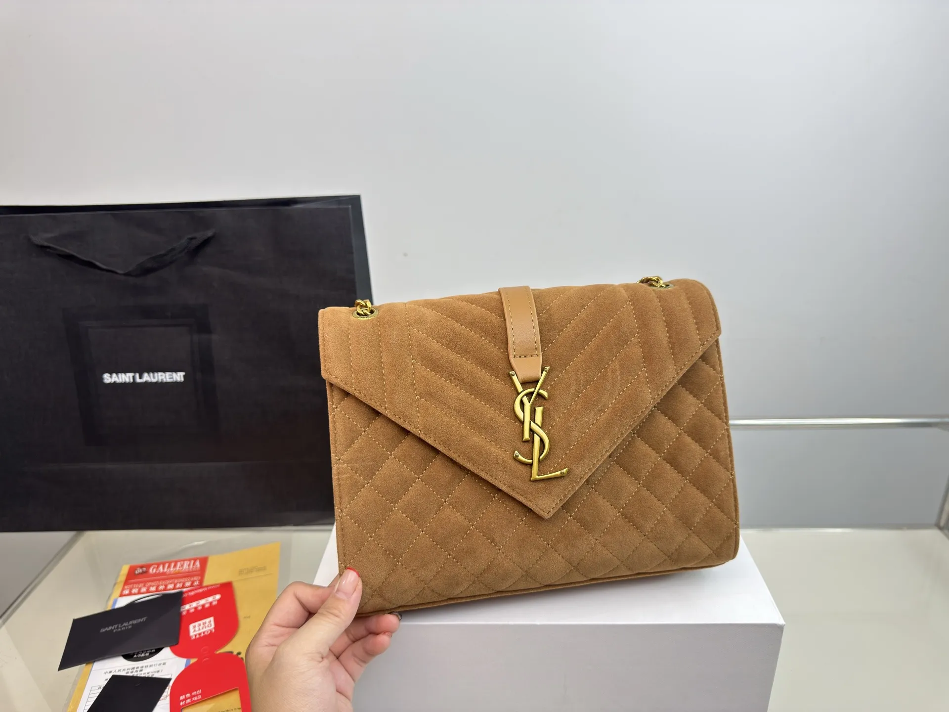 （飞机盒折叠盒⚠️）p165 圣罗兰YSL信封包 Lenvelope 信封包 经典包包推荐哦！ 特别适合秋天的一款哦亲！ ​size：24*17cm 立即抢购👉