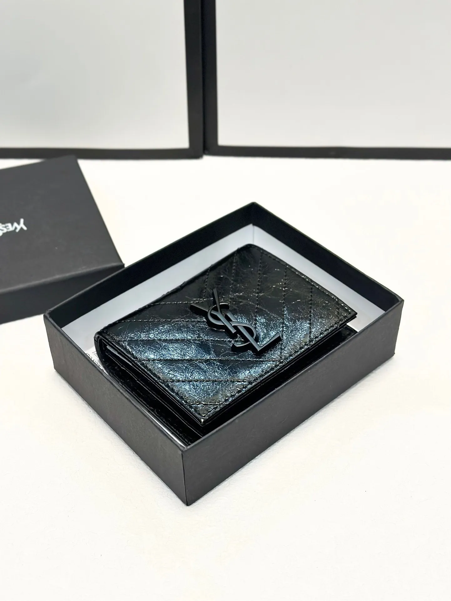 P90🎀🎀颜色 黑🎀尺寸 11x10🎀圣罗兰专柜同步👏时尚钱包，优质油蜡小牛皮👍🏻内阁丰富，超级实用❗️现货高品质[得意]