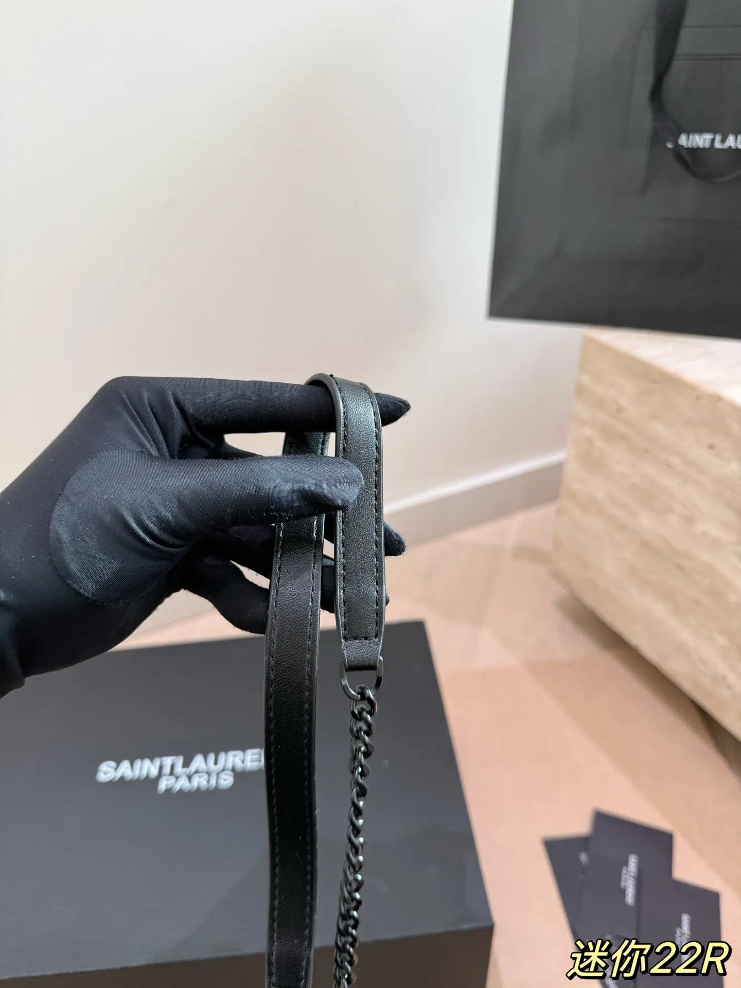 YSL圣罗兰云朵包P150 Ysl圣罗兰云朵包,超酷~ 折叠礼盒🎁 YSL圣罗兰云朵包 黑金超酷 杨幂同款 软软糯糯小可爱 外观颜值爆表 不要犹豫 必入款 真好好#ysl圣罗兰 尺寸22 16