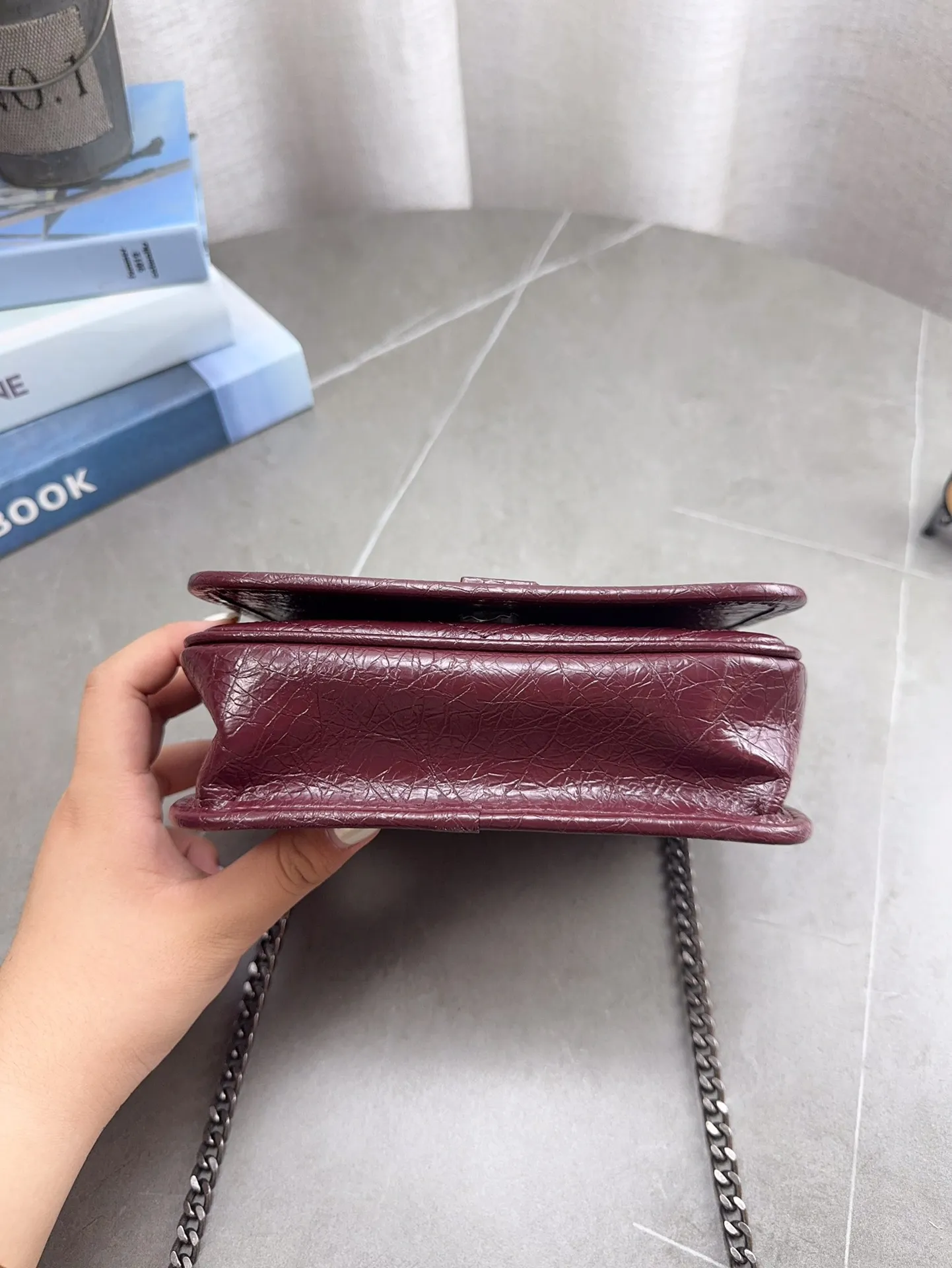 折叠飞机礼盒包装 🎉高品质ysl 圣罗兰 niki 邮差链条包 出去逛一天什么都可以放进去 流浪背法也很好看 黑色真的是跟各种颜色的衣服都很搭 之前一直在Onthego和这个之间犹豫 最后感觉没选错 五星推荐 迷你尺寸:19*14cm p150