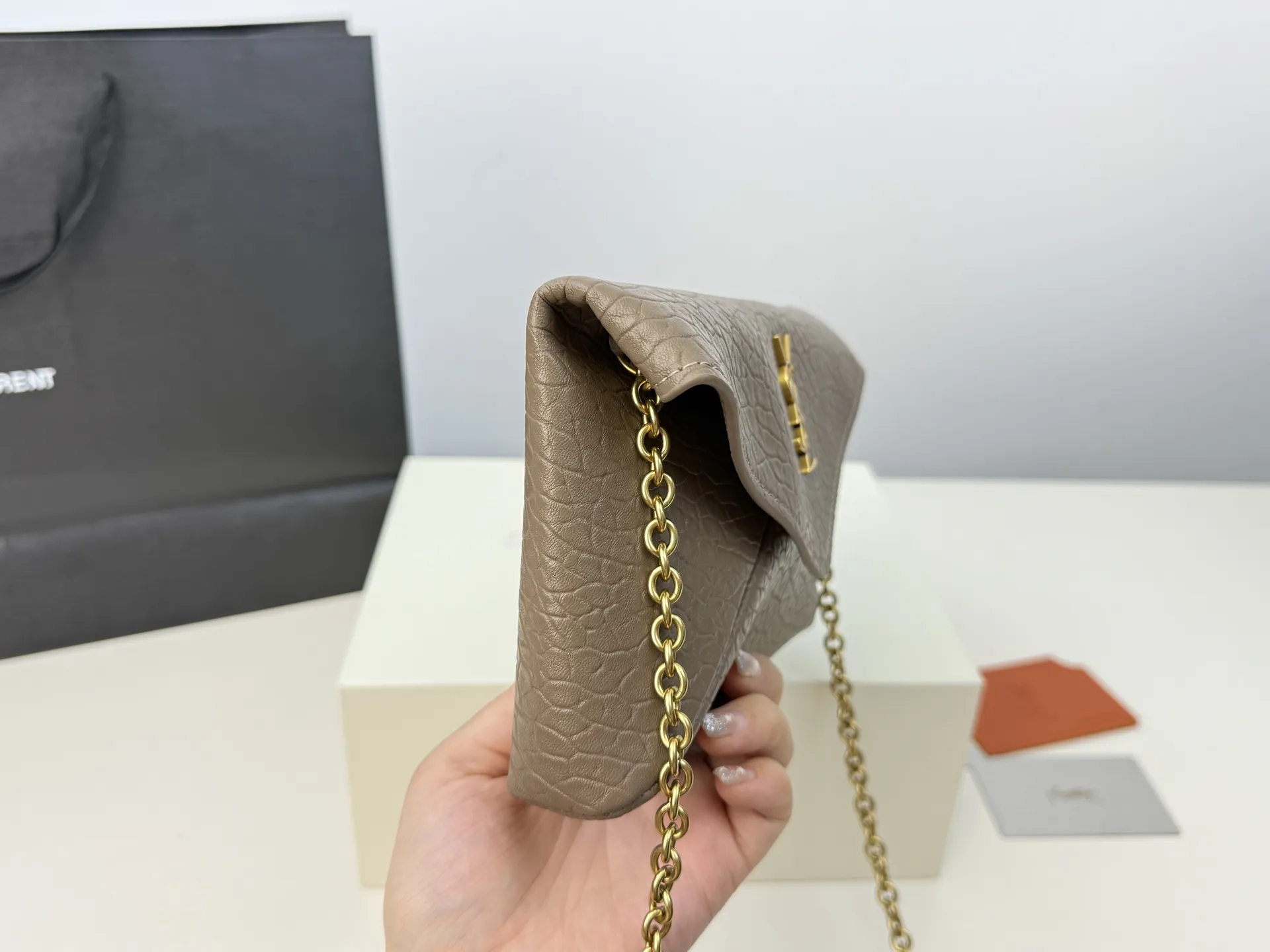 （飞机盒折叠盒⚠️）p160 圣罗兰YSL 不一样的链条包很精致 这款包包非常轻便 皮质很柔软 不一样的信封包 单肩斜挎都可以 也可以当作手拿包呀 尺寸:19.12cm