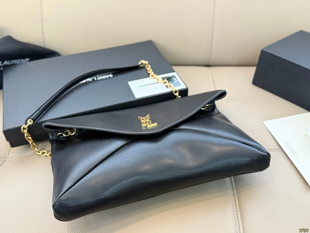 &yen;150配盒 圣罗兰 信封包 YSL 绵密的手感，轻便的包包 很有质感 可盐可甜 上身绝美 无可比拟 是每个追求漂亮的女孩必入单品 尺寸33 20