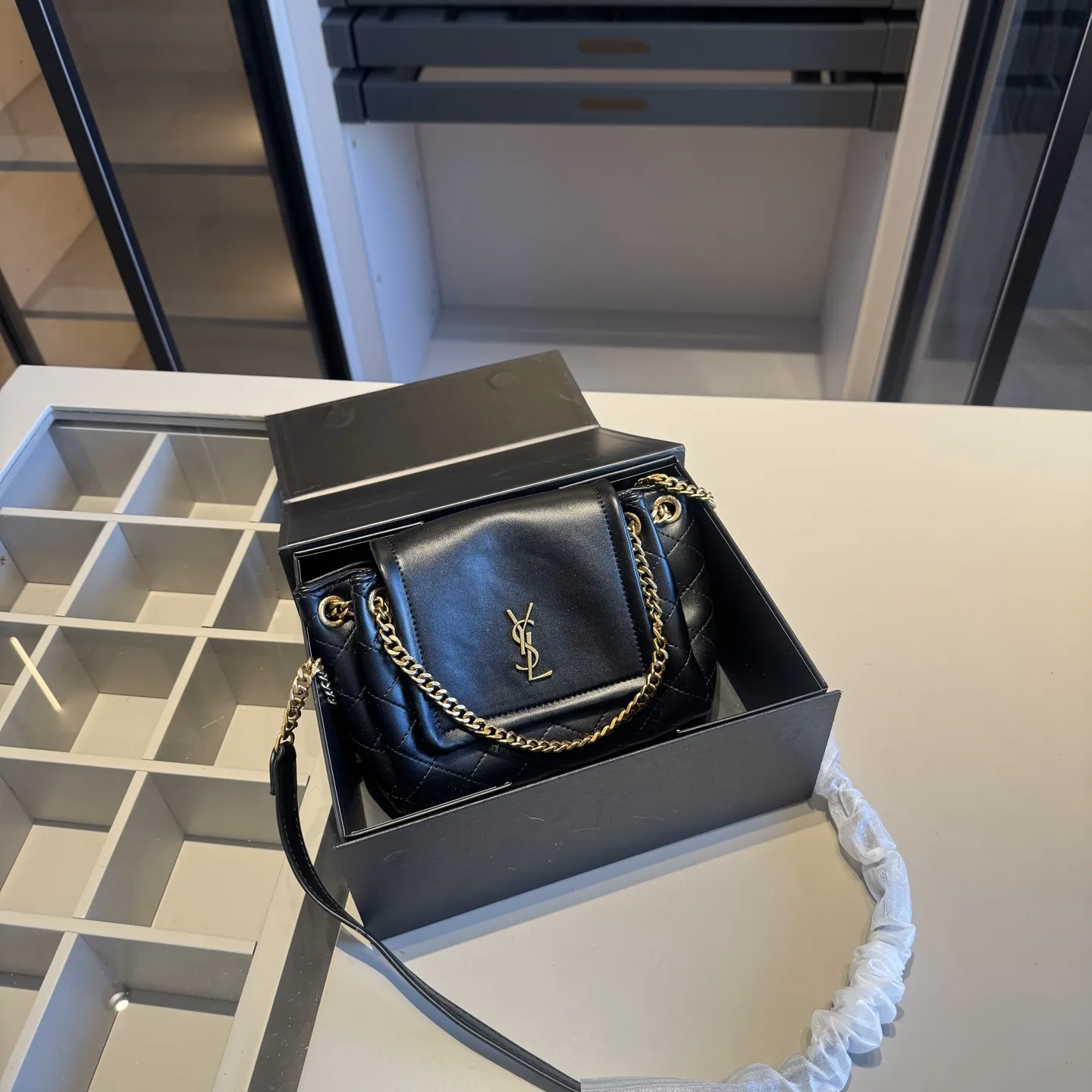 🅿️135✅新品推荐🔜 升级版~高端货🔥YSL圣罗兰爆款Nolita斜挎包~链条包!这款包超!级!火!👍各大明星追捧的爆款~采用原版五金配件!经典logo!顶级做工!面料采用牛皮面料!堪比专柜品质🎁原版折叠礼盒包装(size:18*13*5)