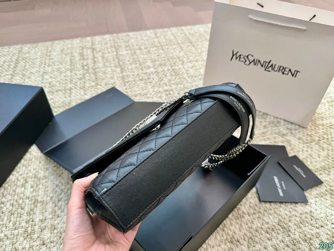 小号¥150折叠盒 圣罗兰YSL Envelope信封包 简约才是百搭公式。 复古又时髦,妥妥的街拍神器。 出街通勤都可。 容量很大,可肩背、斜挎。 搭配很显高级感。 是帅气女孩不可缺少的一款经典存在。 尺寸小号24 17