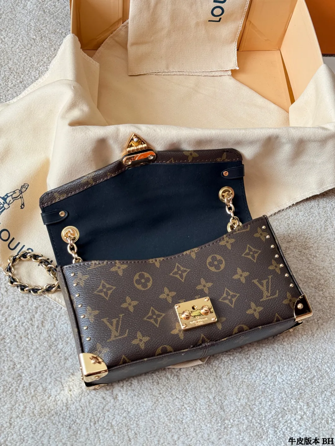 复刻版 p180 LV Trunkie 老花链条包 LV Trunkie老花链条包,经典Monogram帆布+金属铆钉,复古又摩登!灵感来自LV古董旅行箱,硬挺廓形超有辨识度。S型锁扣开合仪式感满满,链条肩带可拆卸,手拎、单肩、斜挎都OK,通勤休闲都能搭。尺寸26x17cm,容量适中,日常物品轻松装下,实用又时髦!