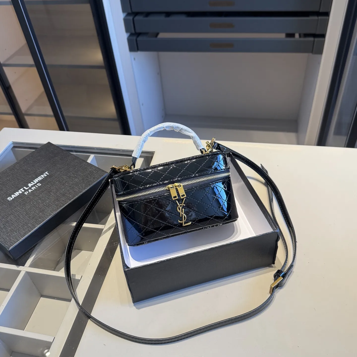 🅿️140✅新品推荐🔜 高端货🔥YSL圣罗兰新款化妆箱～box小盒子包👍明星同款！可手提可肩背～非常实用[呲牙]走到哪都是回头率👍超级有范儿！采用原版牛皮🐂五金都是原版材质哦！质感特别好👍品质堪比正品！上身效果超棒！原版礼盒包装🎁（size：18*11*6）