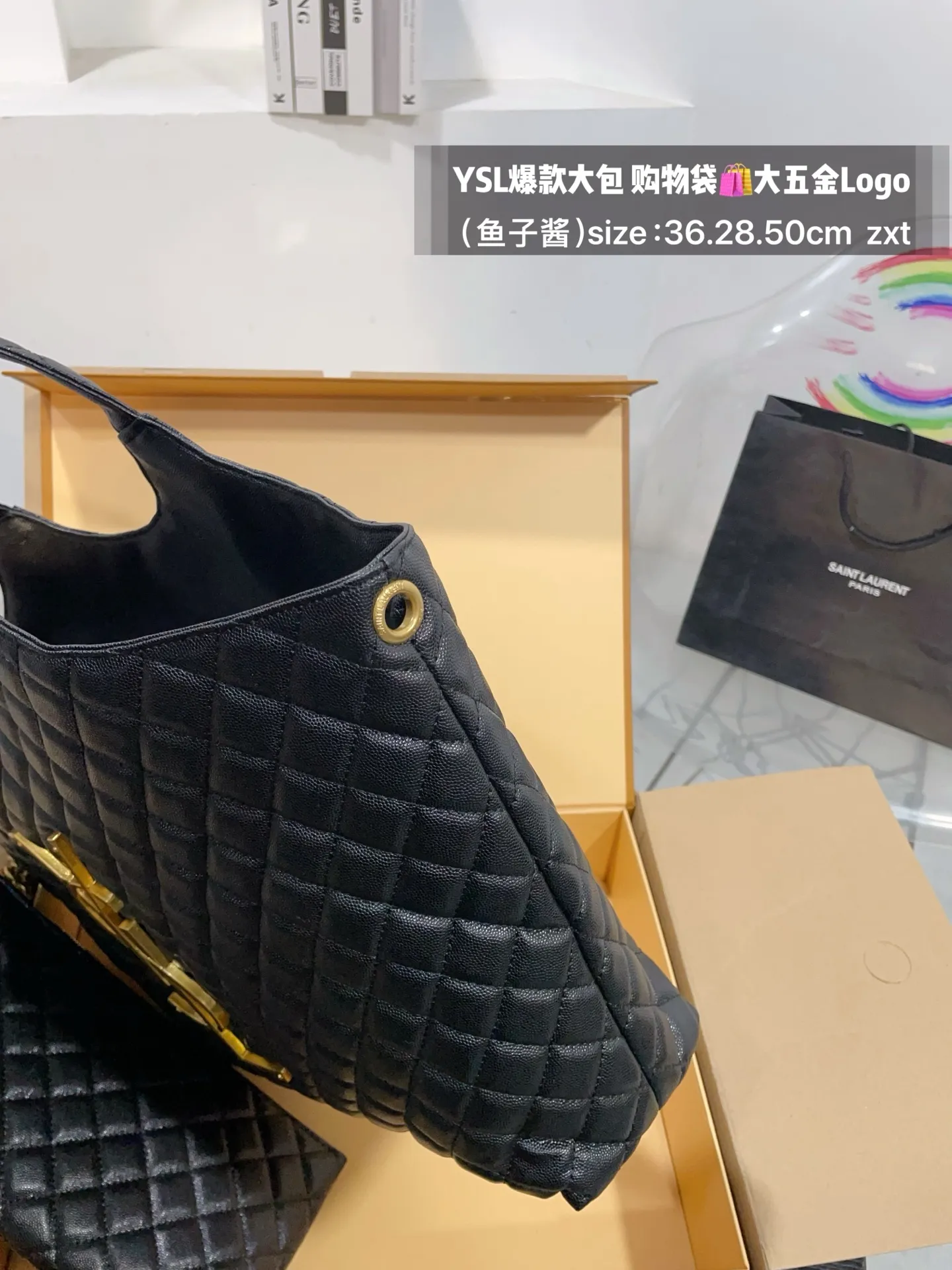 👑💰175无盒 size:底36.28.50cm YSL爆款大包 购物袋🛍️ 大五金Logo终于做到与原版大小一致💪 高级感满满👍圣罗兰 复古菱形格子与 巨大LOGO五金 璀璨而大气☄️ 最重要是一包当2包用、 中间链子往两侧一收 可以变换造型 配有小包一个 (五金全套对版带LOGO)