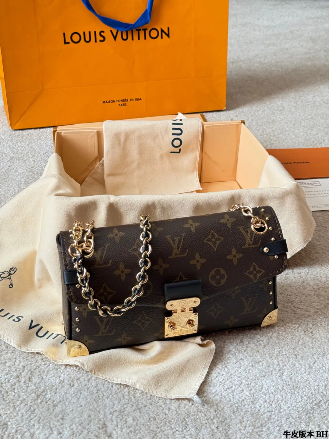 复刻版 p180 LV Trunkie 老花链条包 LV Trunkie老花链条包,经典Monogram帆布+金属铆钉,复古又摩登!灵感来自LV古董旅行箱,硬挺廓形超有辨识度。S型锁扣开合仪式感满满,链条肩带可拆卸,手拎、单肩、斜挎都OK,通勤休闲都能搭。尺寸26x17cm,容量适中,日常物品轻松装下,实用又时髦!