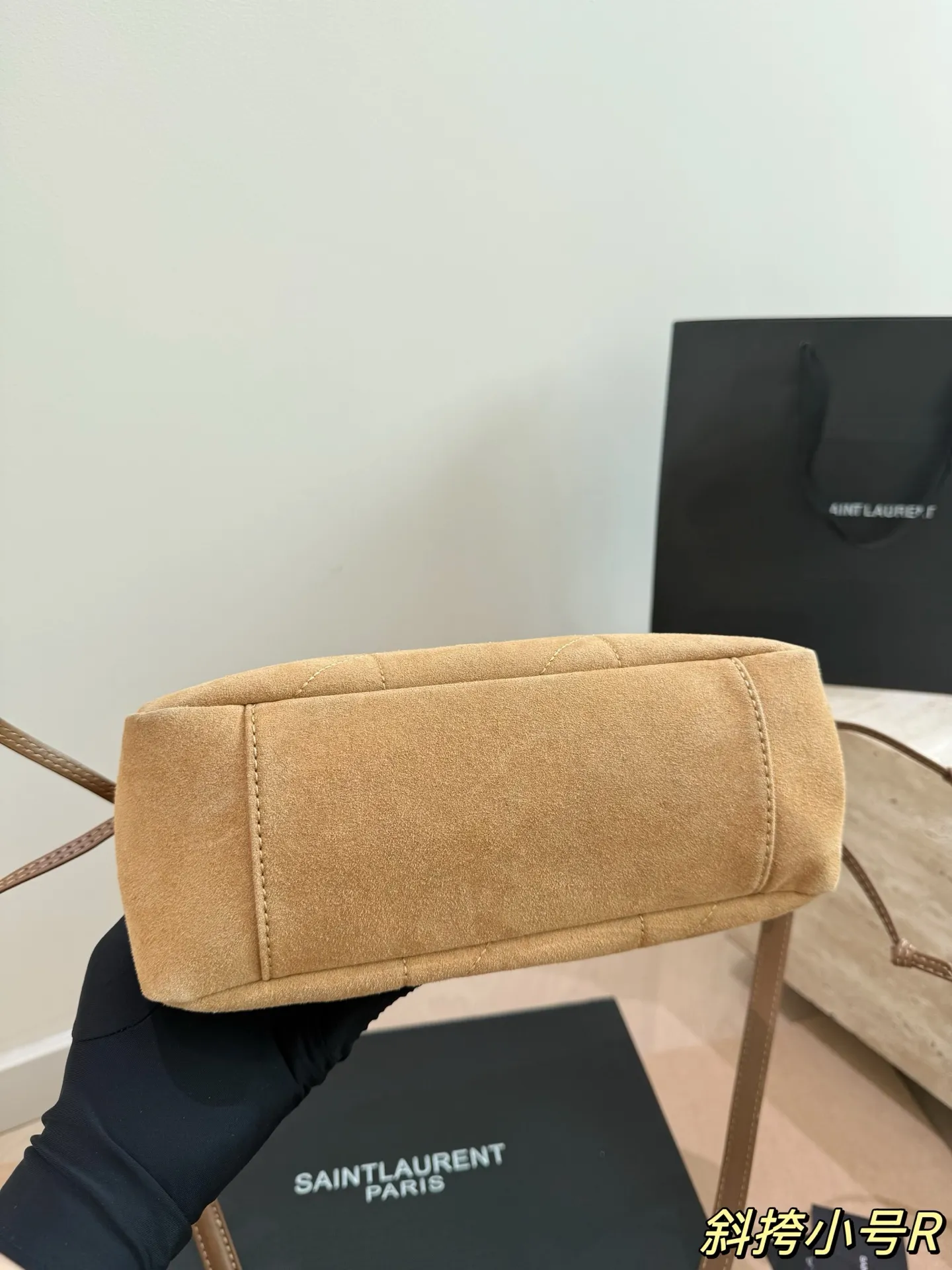 P170 配礼盒🎁 圣罗兰YSLJamie小福袋 麂皮 背起来真的太有feel。 圣罗兰 最低调, 简洁大气啦! 尺寸24.19cm