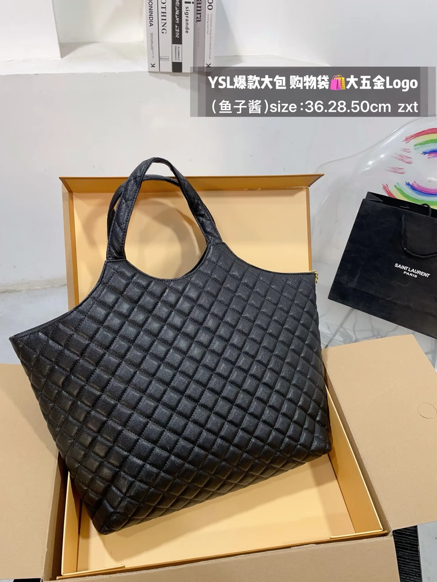 👑💰175无盒 size:底36.28.50cm YSL爆款大包 购物袋🛍️ 大五金Logo终于做到与原版大小一致💪 高级感满满👍圣罗兰 复古菱形格子与 巨大LOGO五金 璀璨而大气☄️ 最重要是一包当2包用、 中间链子往两侧一收 可以变换造型 配有小包一个 (五金全套对版带LOGO)
