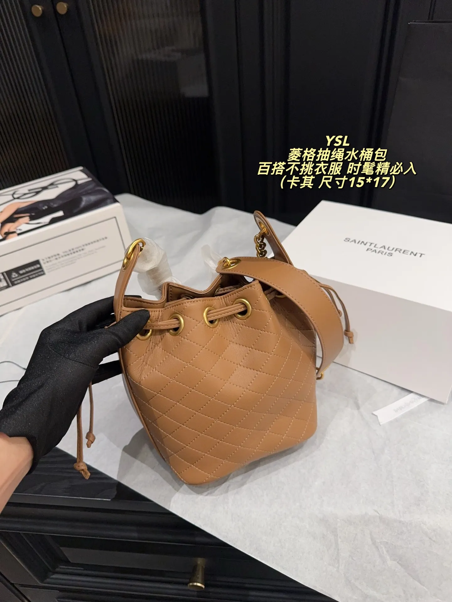 P180全套包装⚠️尺寸15*17 圣罗兰 YSL 菱格抽绳水桶包 经典黑色小牛皮+金色链条,优雅又高级。抽绳开合,容量大,通勤出街都超实用!菱格纹缝线细节满分,链条肩带可调节,单肩斜挎都OK,百搭不挑衣服~轻奢时尚感拉满,是圣罗兰热门款,时髦精必入!