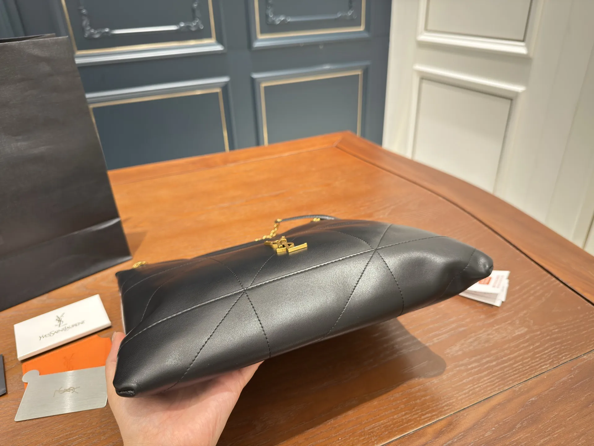 (全套包装⚠️)p200 size:34.33cm 圣罗兰太好搭配了呜呜呜 Ysl bag 更酷哦! 面料很耐造 高级感拉满 搜索🔍 垃圾袋