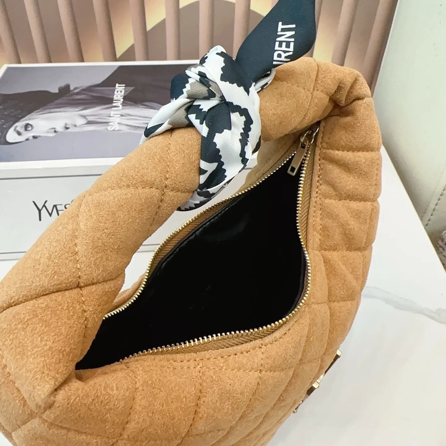 P180 全套包装 SAINT LAURENT 圣罗兰｜Icare 月牙包 可颂形状，标志性的金属logo点缀，完美结合复古与现代感，日常出街还是夜晚派对都合适！ 尺寸 47.32cm 25.16cm. Yn