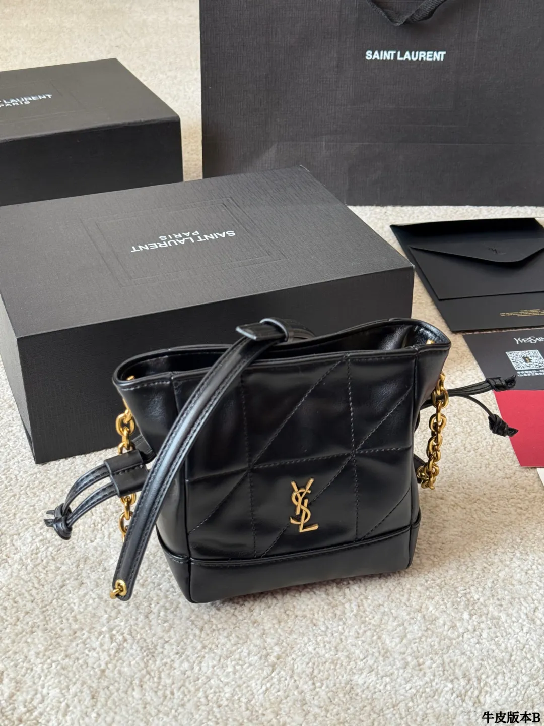 牛皮版本 p145 YSL 圣罗兰|Jamie 4.3 Pochon 这个款式热度很高,黑金配色高级,包型时尚,容量足够,万物可装,坚版包型上身修长身形,自带慵懒感! 包包采用柔软纳帕皮革,皮面光滑亮泽细腻,质感轻盈,超高工艺的对格绗缝。链条可收紧,营造出抽绳包 版的廓形,整体高雅精巧! 里面还有一只可拆卸手拿包,功能性超高又很好看的包 款,N多种背法:手提或手拿,腋下背,斜背都 尺寸 15cm