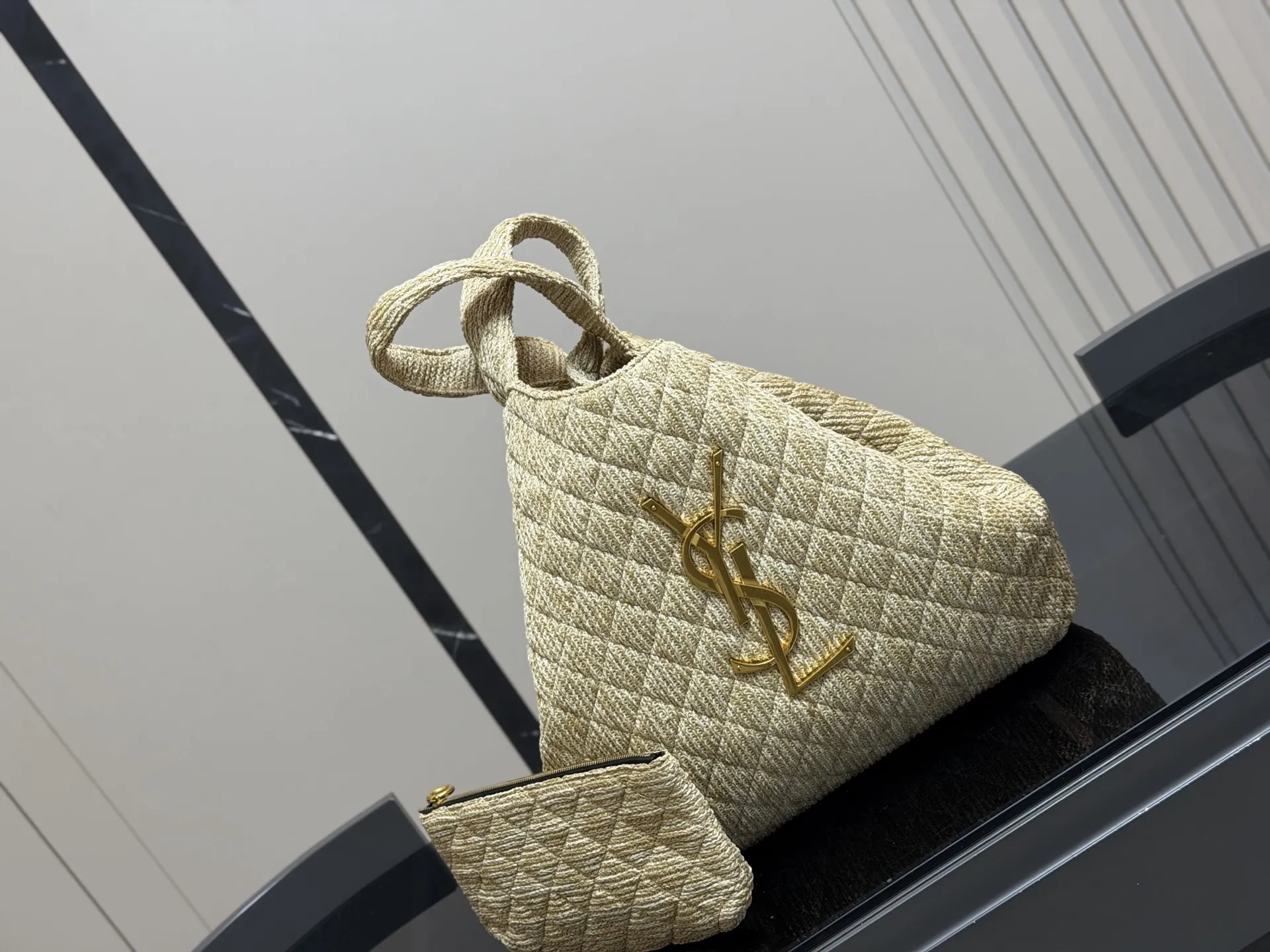 &yen;180 size：38*35cm 圣罗兰新款购物袋太可了吧 YSLGabv绗缝纹路购物袋 大tote感觉太温柔了吧! ⚠️原版大标