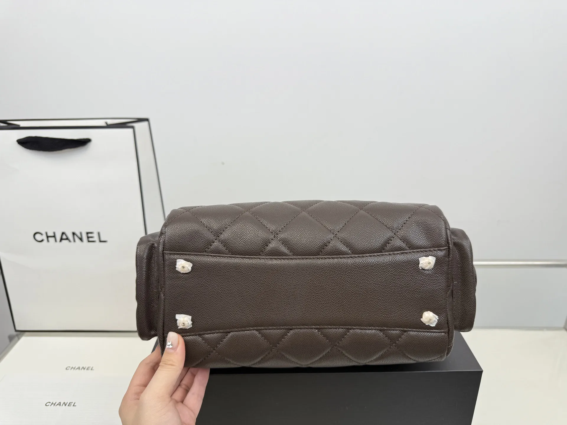 （飞机盒折叠盒⚠️）p265 香奈儿25K保龄球包 这个保龄球包真的太香了~ 近期很有人气的一只vintage Chanel 保龄球包。 版型不容易过时，拎在手中很时髦。 ⚠️高品质！size：25*15cm