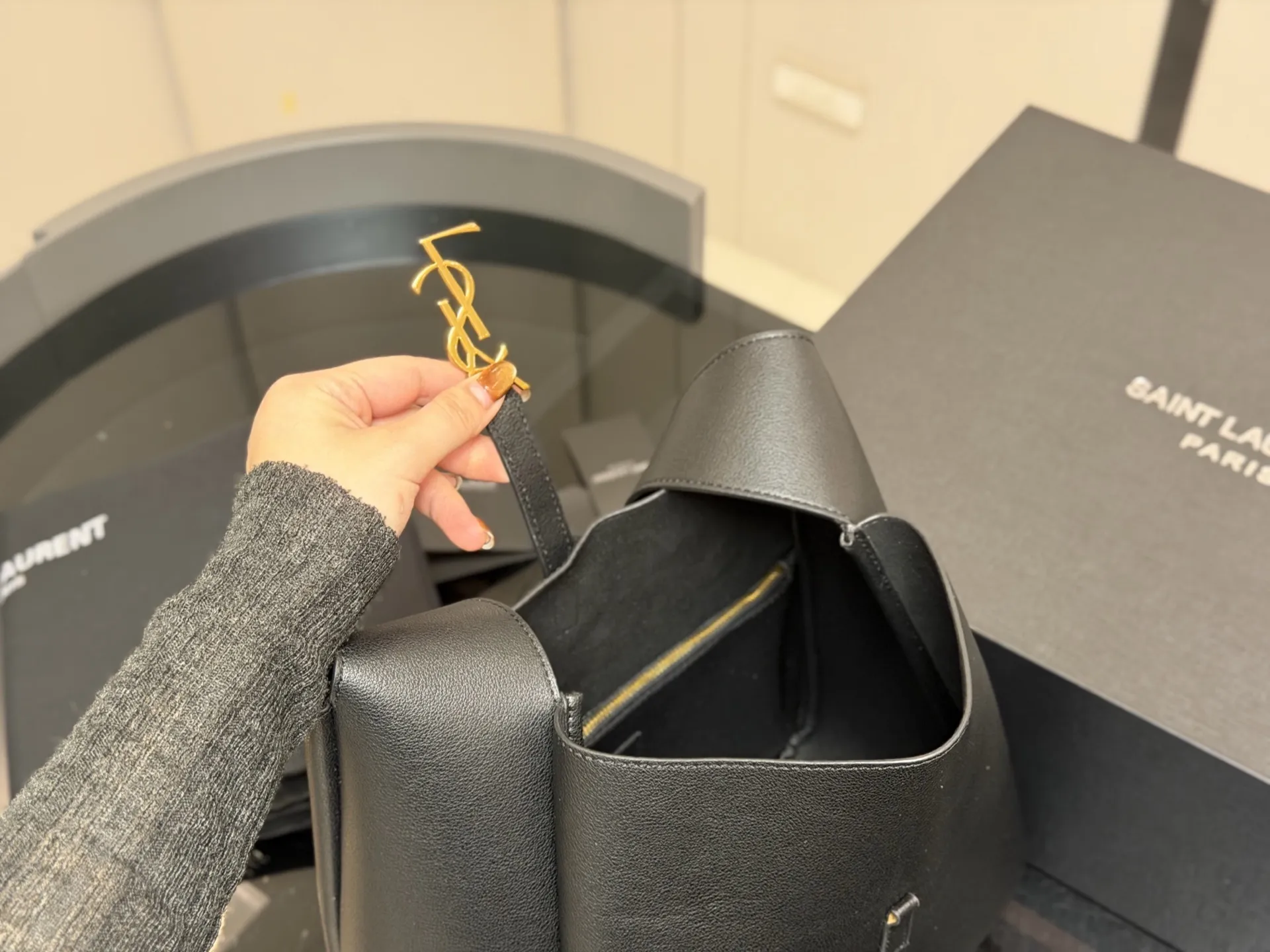 &yen;190 &yen;170 配包装 圣罗兰 hobo腋下水桶包 YSL 没有繁杂的设计 简简单单的将 YSLlogo字眼变成包扣 皮质柔软一点都不土气 而且超级能装！ 包内做了分层设计，东西不会被装的乱糟糟 无论是休闲复古还是甜美飒姐都能hold住！！职场通勤、日常旅游，一年四季都超可！拍照也超有氛围感的尺寸:28.29cm 22.21cm