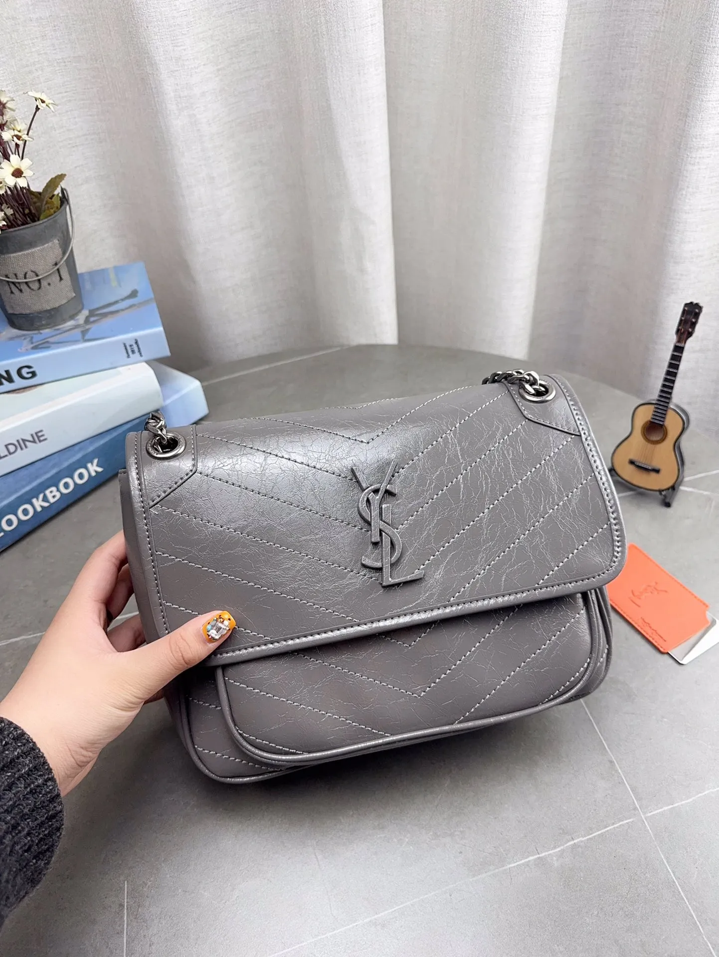 折叠飞机礼盒包装 🎉高品质ysl 圣罗兰 niki 邮差链条包 容量超大 出去逛一天什么都可以放进去 流浪背法也很好看 麂皮真的是跟各种颜色的衣服都很搭 之前一直在Onthego和这个之间犹豫 最后感觉没选错 五星推荐 尺寸27*21cm 型号633158 p200