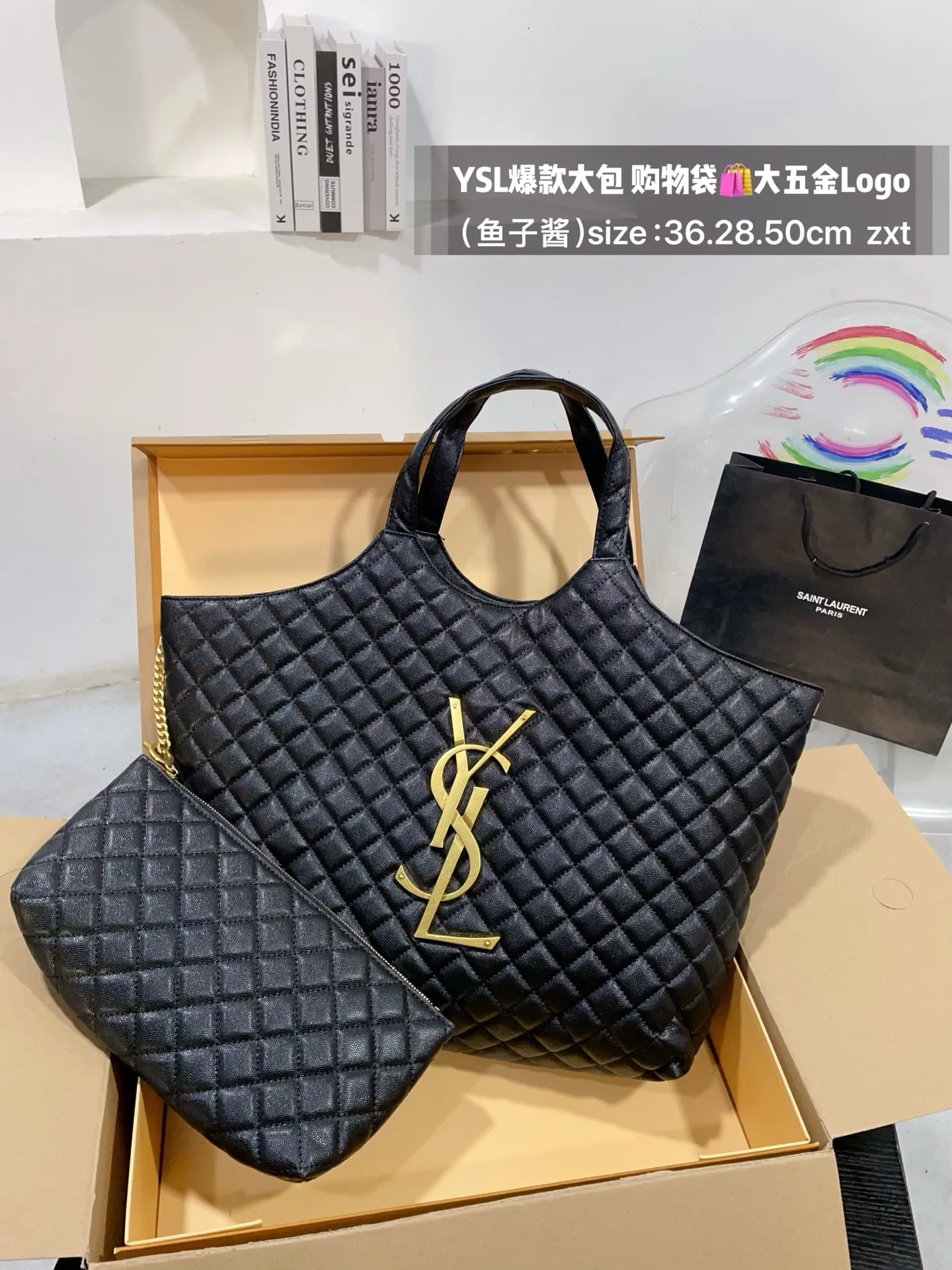 👑💰175无盒 size：底36.28.50cm YSL爆款大包 购物袋🛍️ 大五金Logo终于做到与原版大小一致💪 高级感满满👍圣罗兰 复古菱形格子与 巨大LOGO五金 璀璨而大气☄️ 最重要是一包当2包用、 中间链子往两侧一收 可以变换造型 配有小包一个 （五金全套对版带LOGO）