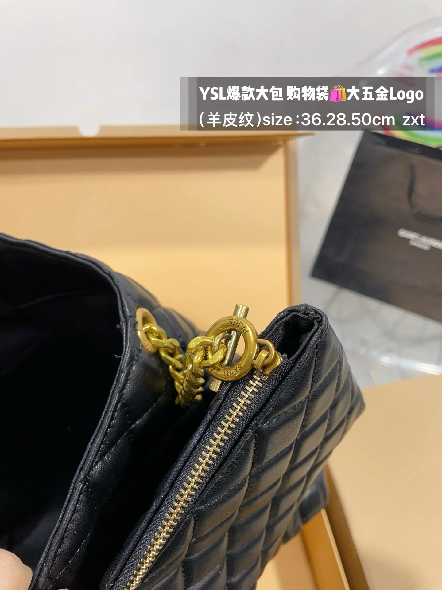 👑💰175无盒 size:底36.28.50cm YSL爆款大包 购物袋🛍️ 大五金Logo终于做到与原版大小一致💪 高级感满满👍圣罗兰 复古菱形格子与 巨大LOGO五金 璀璨而大气☄️ 最重要是一包当2包用、 中间链子往两侧一收 可以变换造型 配有小包一个 (五金全套对版带LOGO)