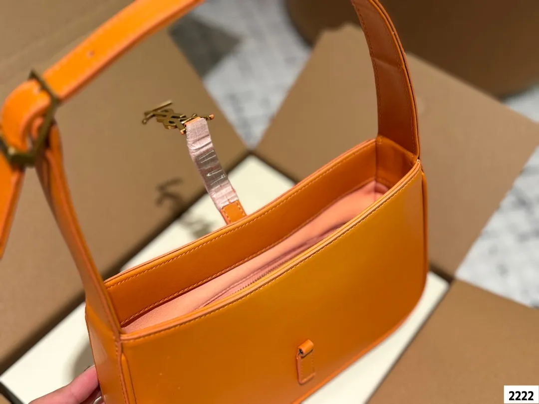 P125 YSL圣罗兰hobo腋下包, 今天的这只方方正正的腋下包又是满满的惊喜呀摸_上去皮质丝滑触感让人一不小心就上瘾除了好质感设计也十分特别以70年代复古手提包为灵感,融入「Rive Gauche左岸精神」,干净的包身以金属扣饰点缀包包极简的外形加上经典品牌logo,完美的搭配,非常的时尚百搭!尺寸:25 14