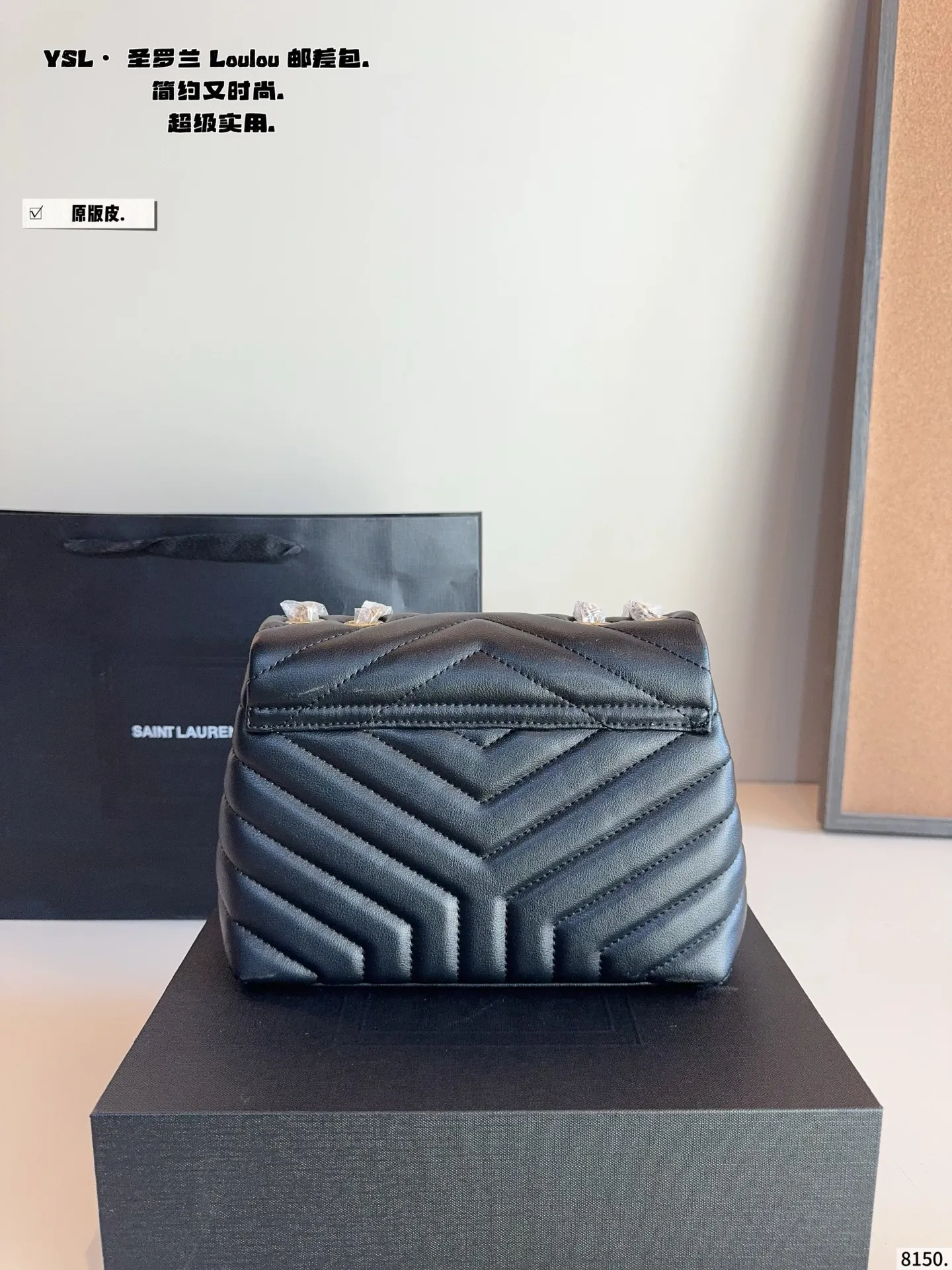 p225纯皮 YSL LouLou Puffer枕头包 loulou今年专柜超火爆 柔软舒适胖乎乎的外形像拿着棉花糖颜值很高的一款呀! 实用性满分+复古范十足怎么搭配都好看又百搭自圣罗兰 尺寸：23*8*16cm