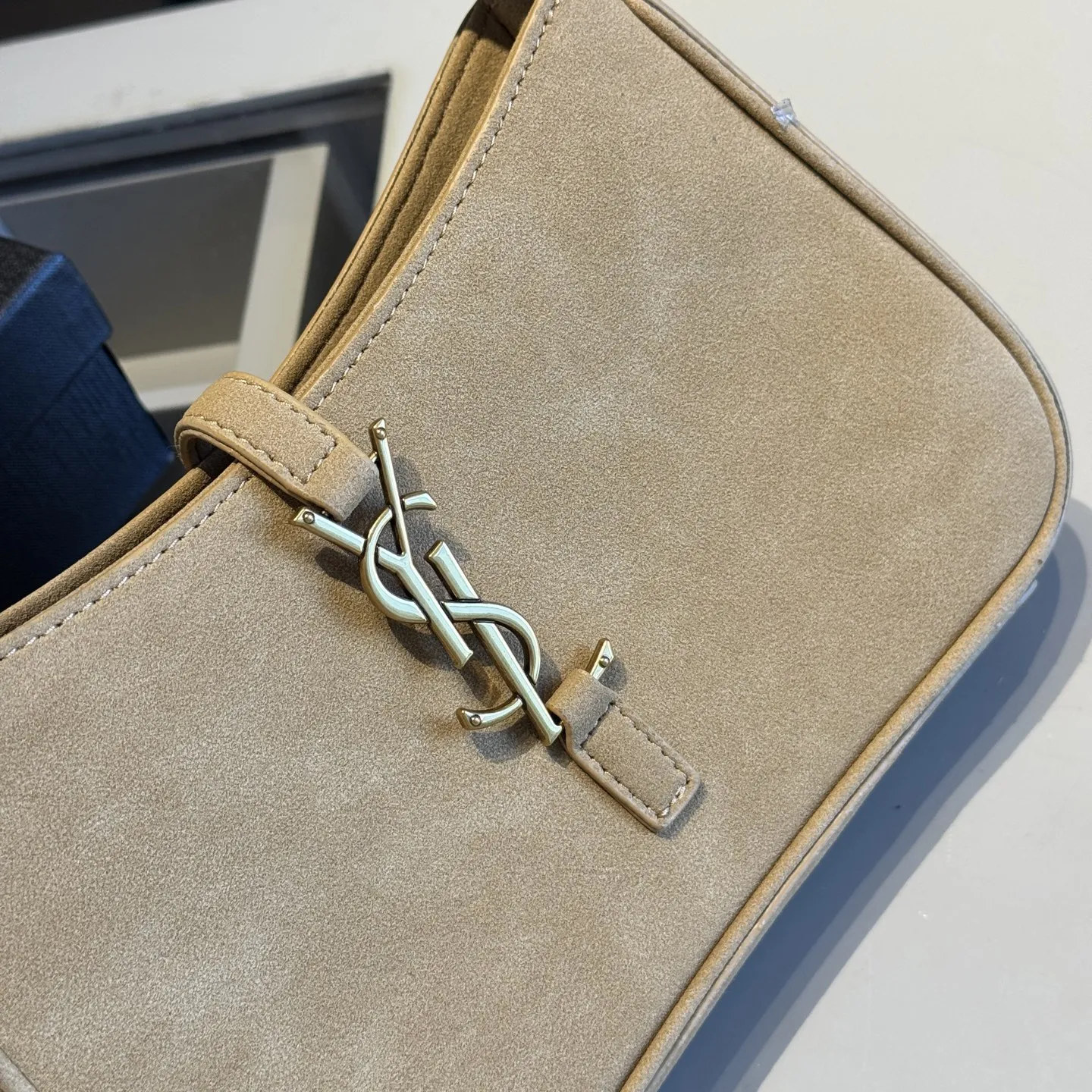 🅿️135✅新品推荐🔜 升级版🔥YSL圣罗兰专柜爆款hobo腋下包！麂皮系列！明星同款！到哪都是回头率👍专柜同款哦！品质堪比正品！进口皮料外出轻便实用！原版顶级五金！🎁原版礼盒包装（size：24*15*6）