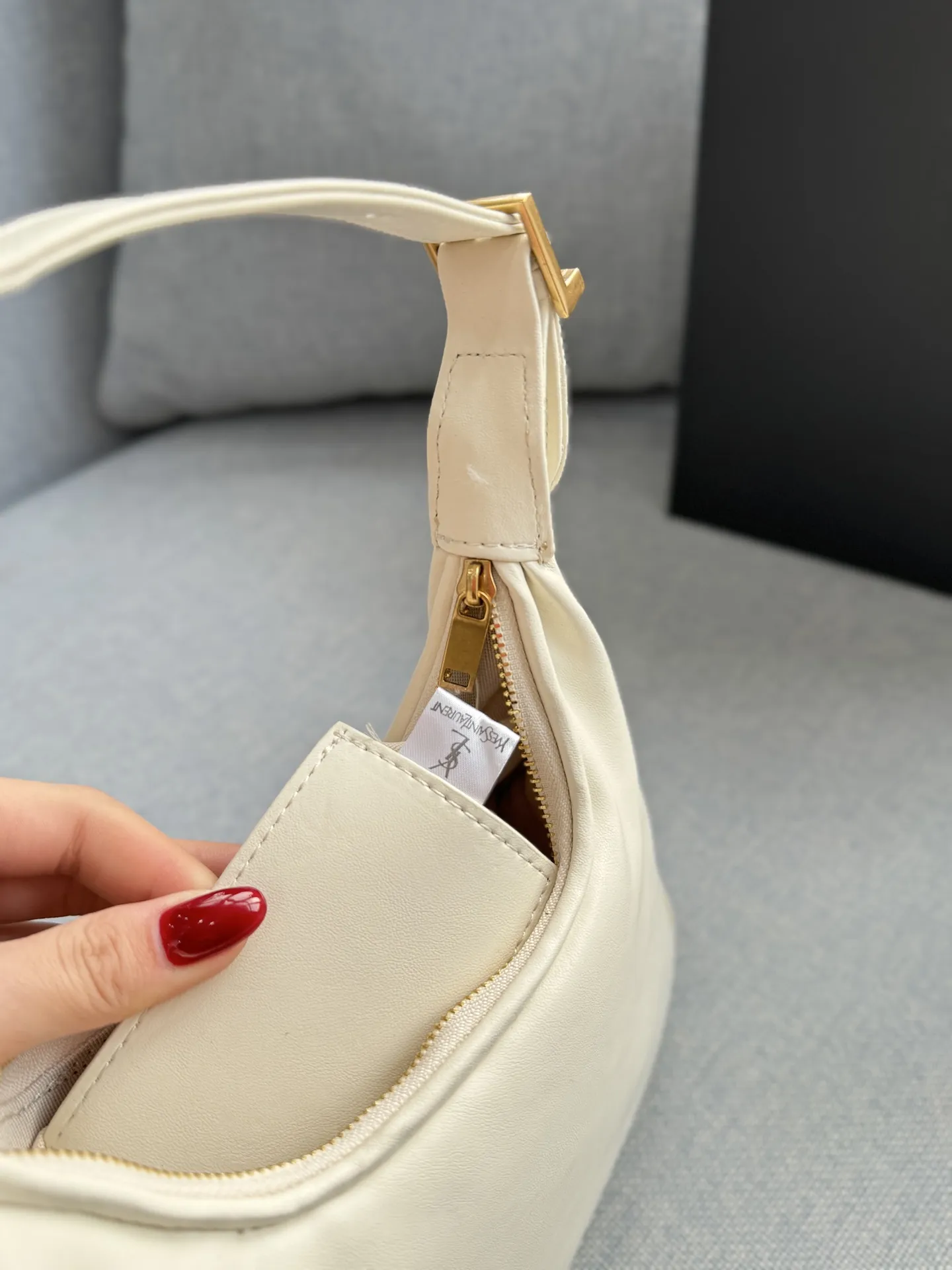 💰135 折叠盒 size:22×19 圣罗兰 YSL Calypso 腋下包 流浪包手提单肩包 触感柔软细腻,搭配金色YSL标志,低调又奢华。月牙形包型, 通勤休闲都很OK! 简约设计+实用性,轻松搭配各种穿搭,是时尚女孩必入的经典单品