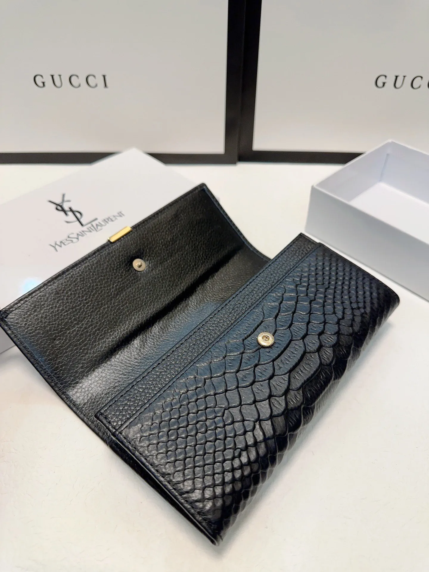 P95🎀🎀颜色 黑🎀尺寸 19x10🎀圣罗兰🆕款💕进口鳄鱼纹小牛皮质感一流👍独一无二风格,实用内阁超美超时尚美女必备单品🔥