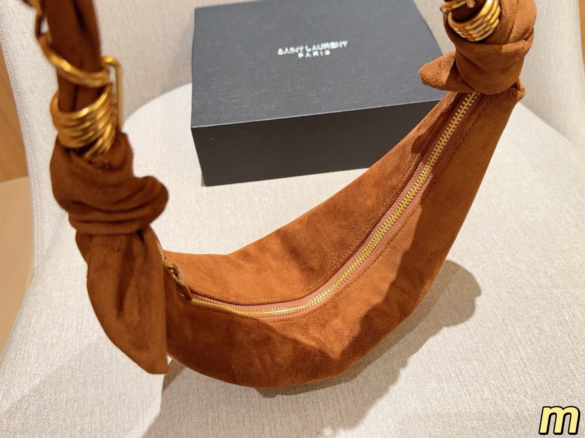 💰135 圣罗兰YSL AMALIA腋下包 柔软慵懒随性“牛角包”造型,超有法式氛围感!肩带是金色YSL字母链条交织,辦识度满分-。拉链开合,内部空问能装手机、钱包等日常小物,手提或腋下背都很时髦,轻松打造松弛感穿搭~ 尺寸39×13 礼盒包装🎁