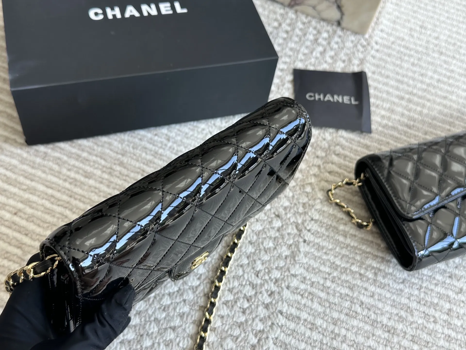 漆皮woc 💰 140 CHANEL 香奈儿发财 一款随身小包推荐给大家!香奈儿woc新款发财包 可斜挎单肩 链条可收入包内作为手包使用💪 上身后超显大气, 别看小小的 这个很能装哦 包内有卡位 拉链位 零钱位 小巧实用 人手必备 上身效果超好 尺寸20 13cm /22 12cm配折叠礼盒