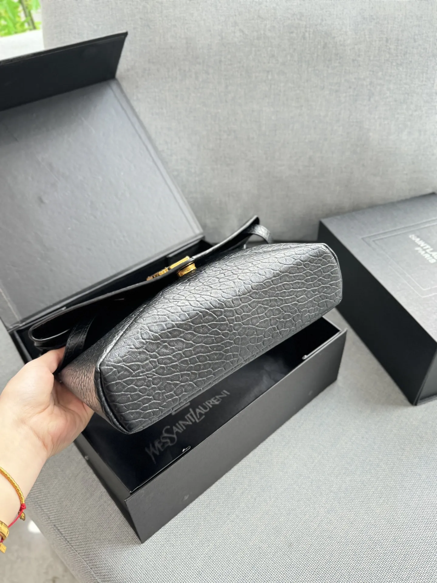 💰125 折叠盒 size:23×16 圣罗兰 YSL LE CASSANDRE 大象纹 链条包 信封包 单肩斜挎手拿包 精致度满分10 链条包新色新色好有气质小羊皮材质 很轻很软!巴掌大却超好装的小个子可以闭眼冲 超软超有质感!!!