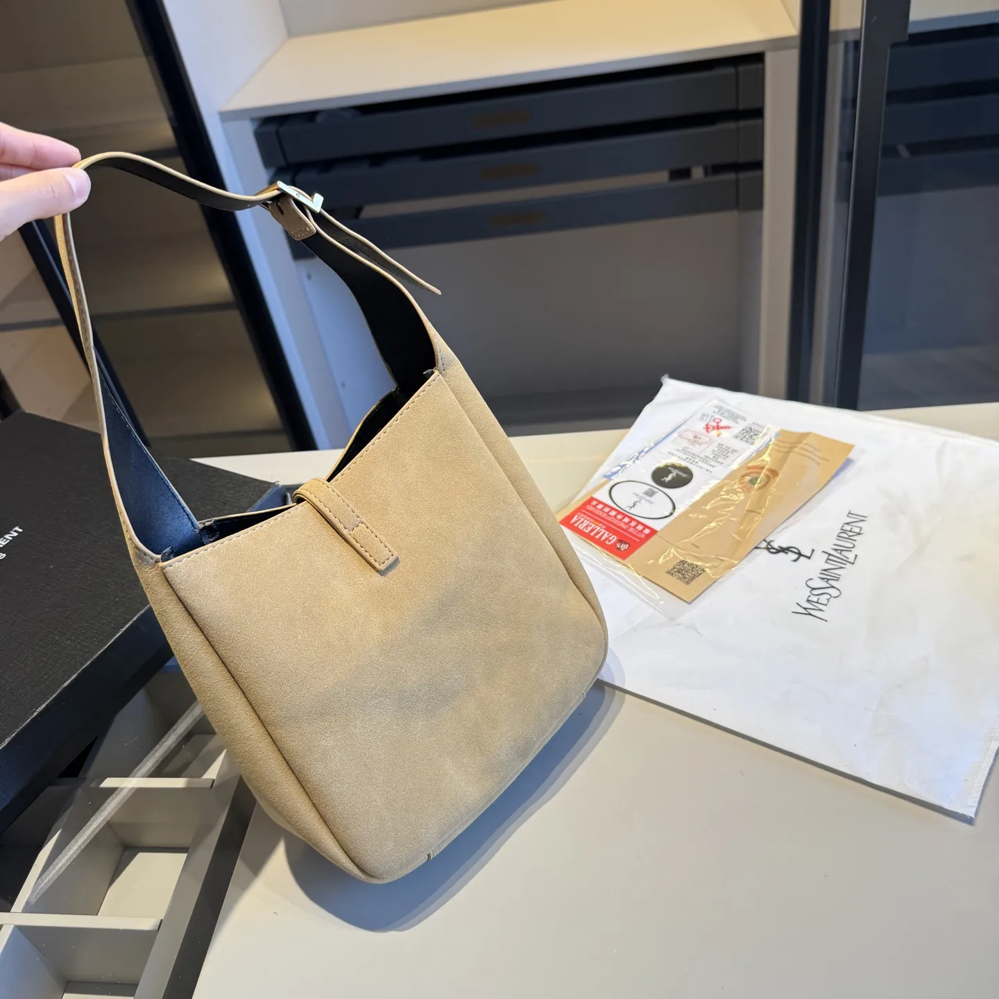 🅿️140✅新品推荐🔜 🔥YSL圣罗兰专柜新款麂皮系列HOBO腋下包👍这款包超!级!火!👍各大明星追捧的爆款~采用原版五金配件!经典logo!顶级做工!面料采用原版皮料!大容量!原版礼盒包装🎁(size:21*22*9)