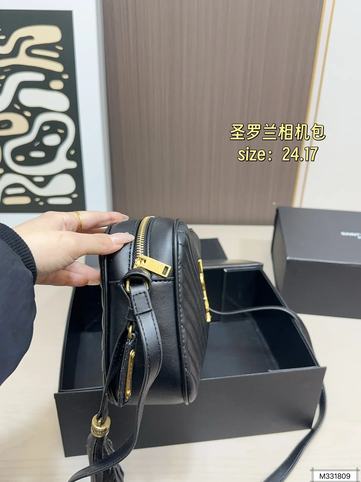 💰125 折叠盒 圣罗兰相机包 拥有无穷魅力 时尚感极强 五金十分抢眼 单肩/斜挎百搭各种服饰 尺寸：24 17