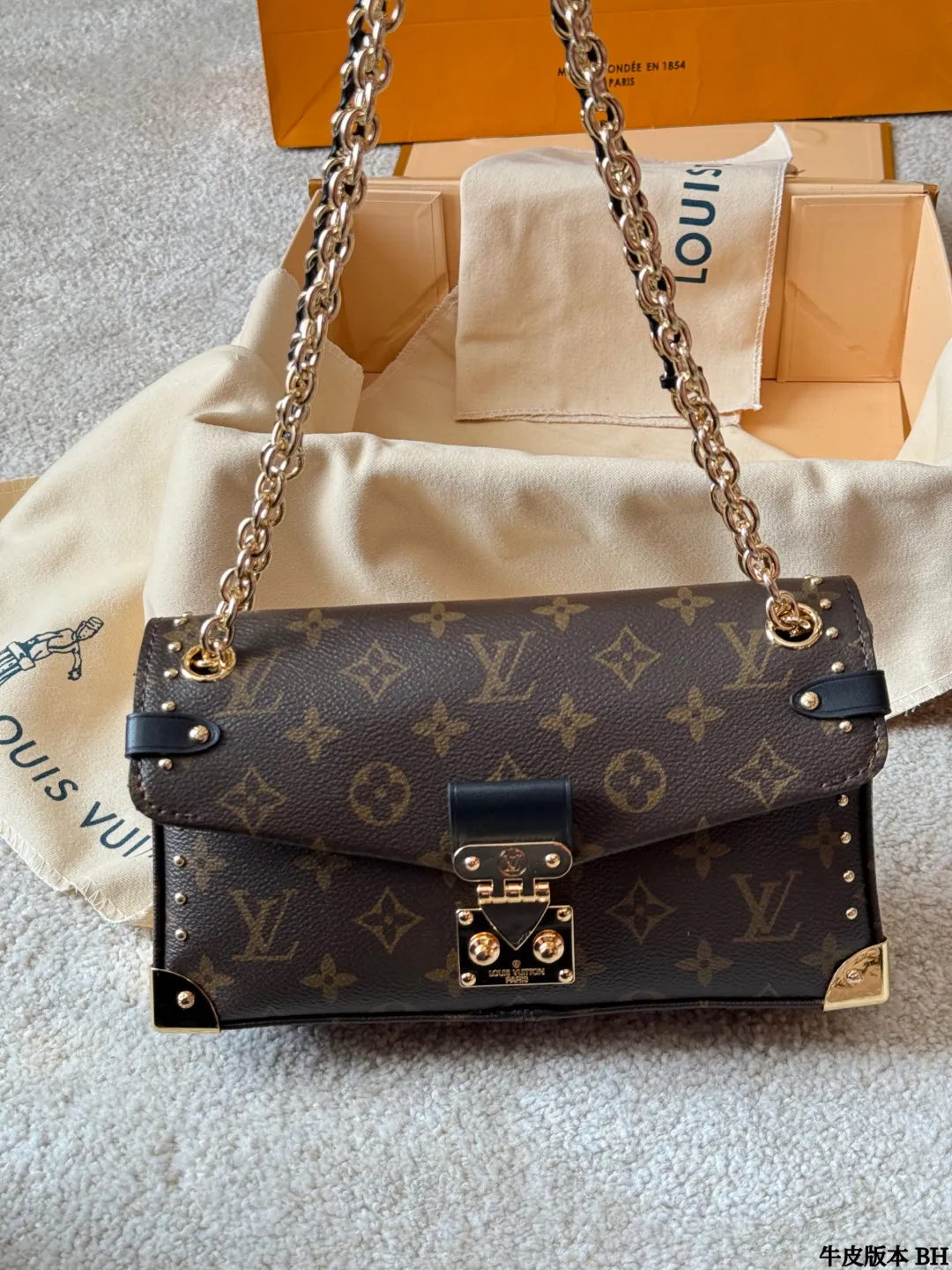 复刻版 p180 LV Trunkie 老花链条包 LV Trunkie老花链条包,经典Monogram帆布+金属铆钉,复古又摩登!灵感来自LV古董旅行箱,硬挺廓形超有辨识度。S型锁扣开合仪式感满满,链条肩带可拆卸,手拎、单肩、斜挎都OK,通勤休闲都能搭。尺寸26x17cm,容量适中,日常物品轻松装下,实用又时髦!