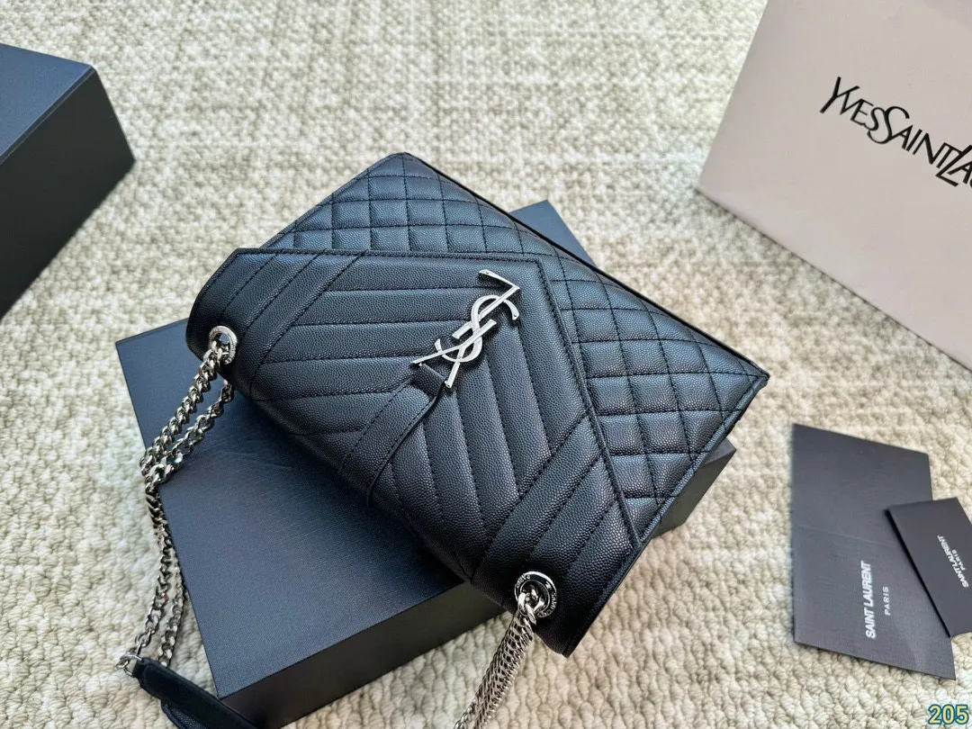 小号¥150折叠盒 圣罗兰YSL Envelope信封包 简约才是百搭公式。 复古又时髦,妥妥的街拍神器。 出街通勤都可。 容量很大,可肩背、斜挎。 搭配很显高级感。 是帅气女孩不可缺少的一款经典存在。 尺寸小号24 17