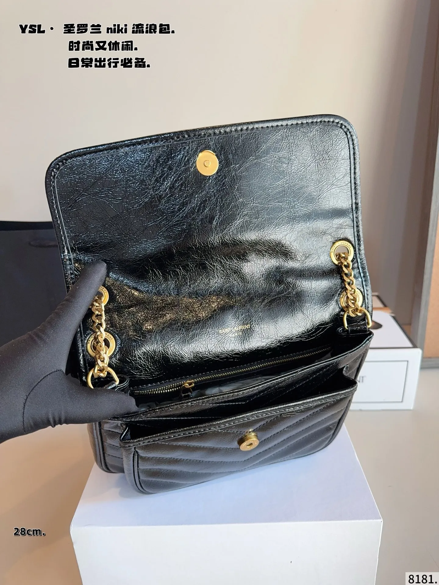 p205p200配礼盒🎁. 圣罗兰 niki 流浪包 专柜新款Ysl圣罗兰 早已成为明星/网红们最爱的这只 低调却超显高逼格气质 据说是ysl girl人手必备 优雅高贵的她成为潮流人士口中最爱的It Bag制造机 拥有无穷魅力 时尚感极强 柔软质感 黑色五金十分抢眼 单肩/斜挎百搭各种服饰 尺寸：28*9*21/22*7*17cm